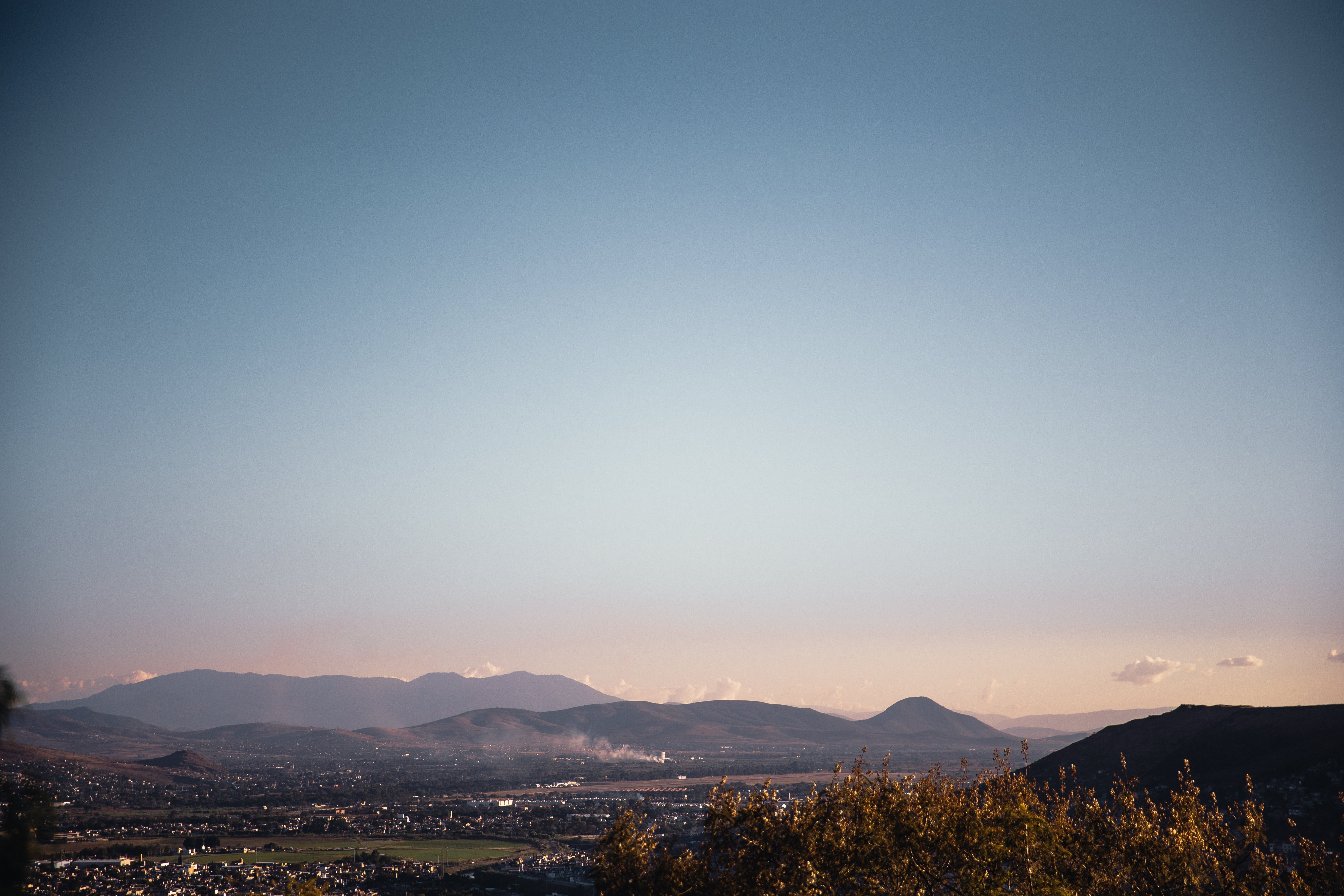 Ciel pastel sur le village vert