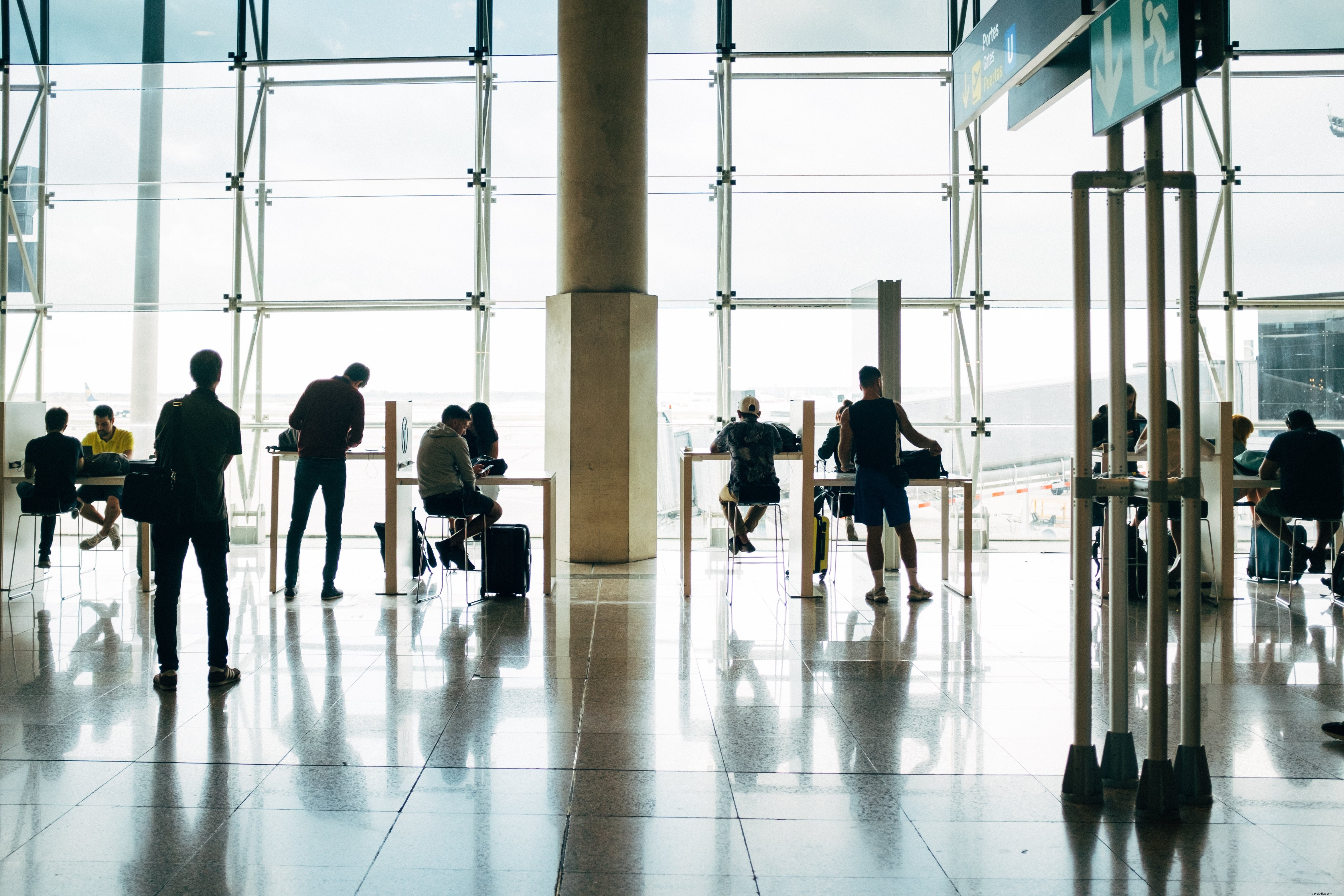 Photo du terminal d aéroport aux sols carrelés illuminés