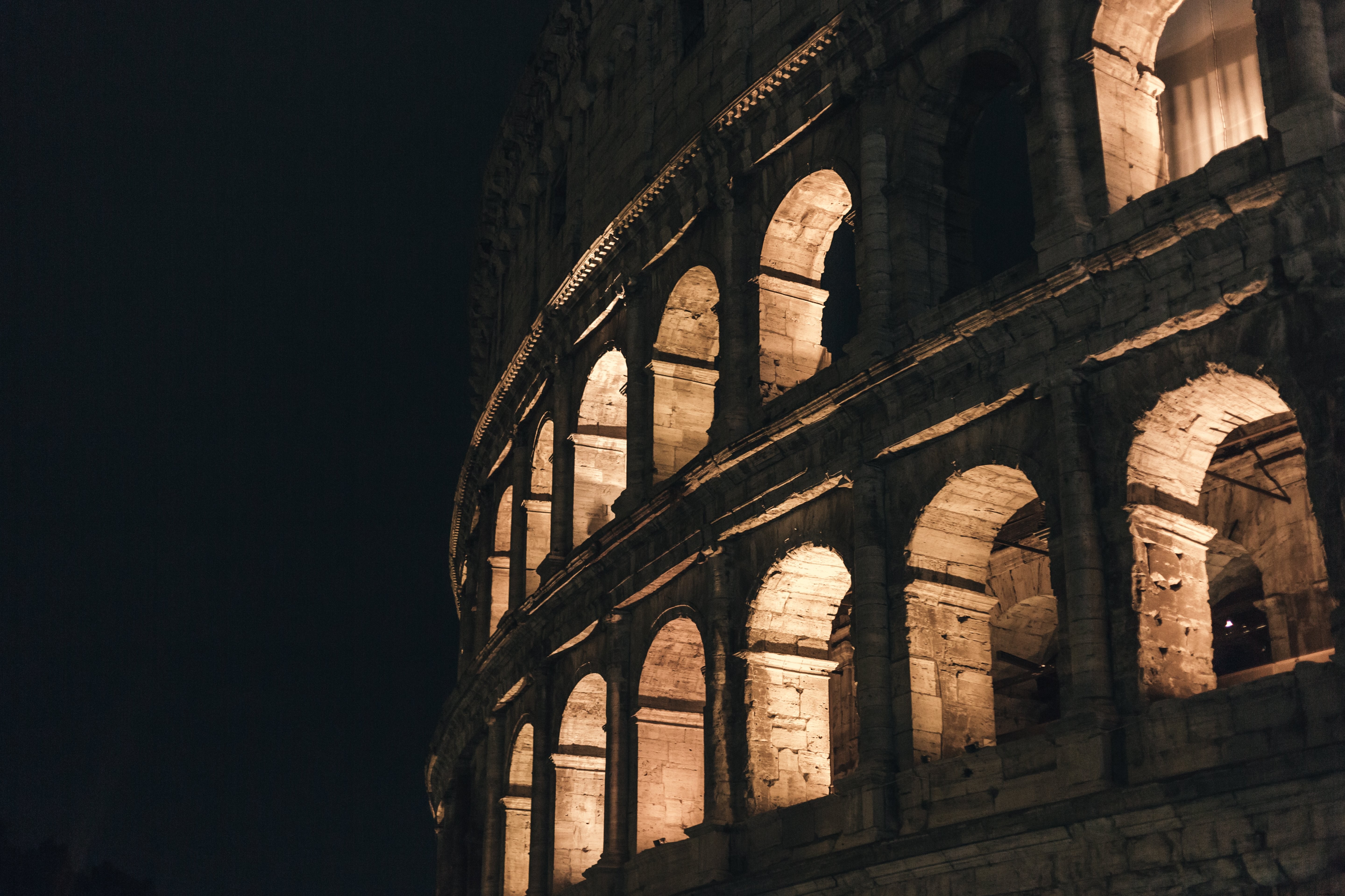 Photo nocturne du Colisée de Rome