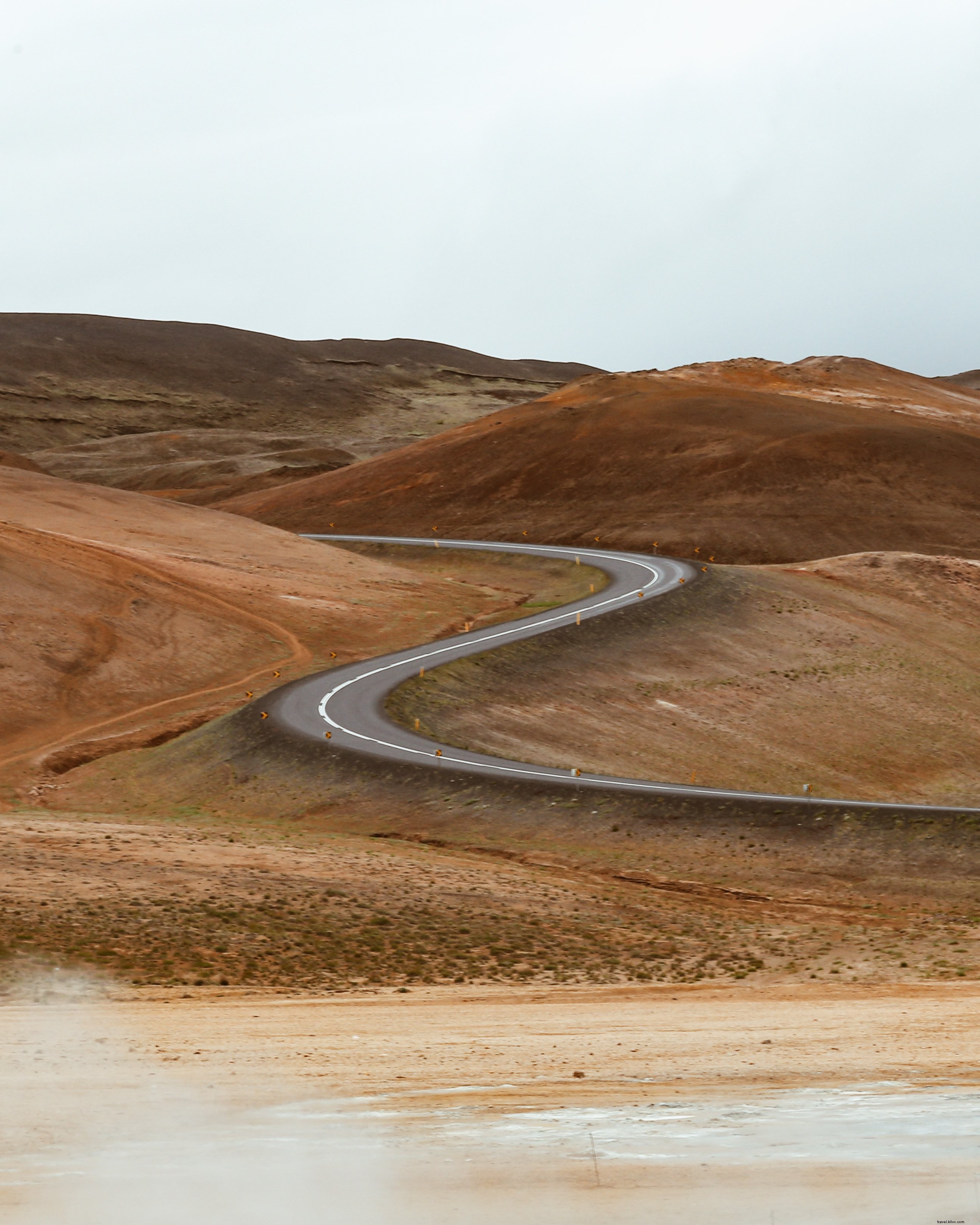 Photo d une route sinueuse dans le désert de sable