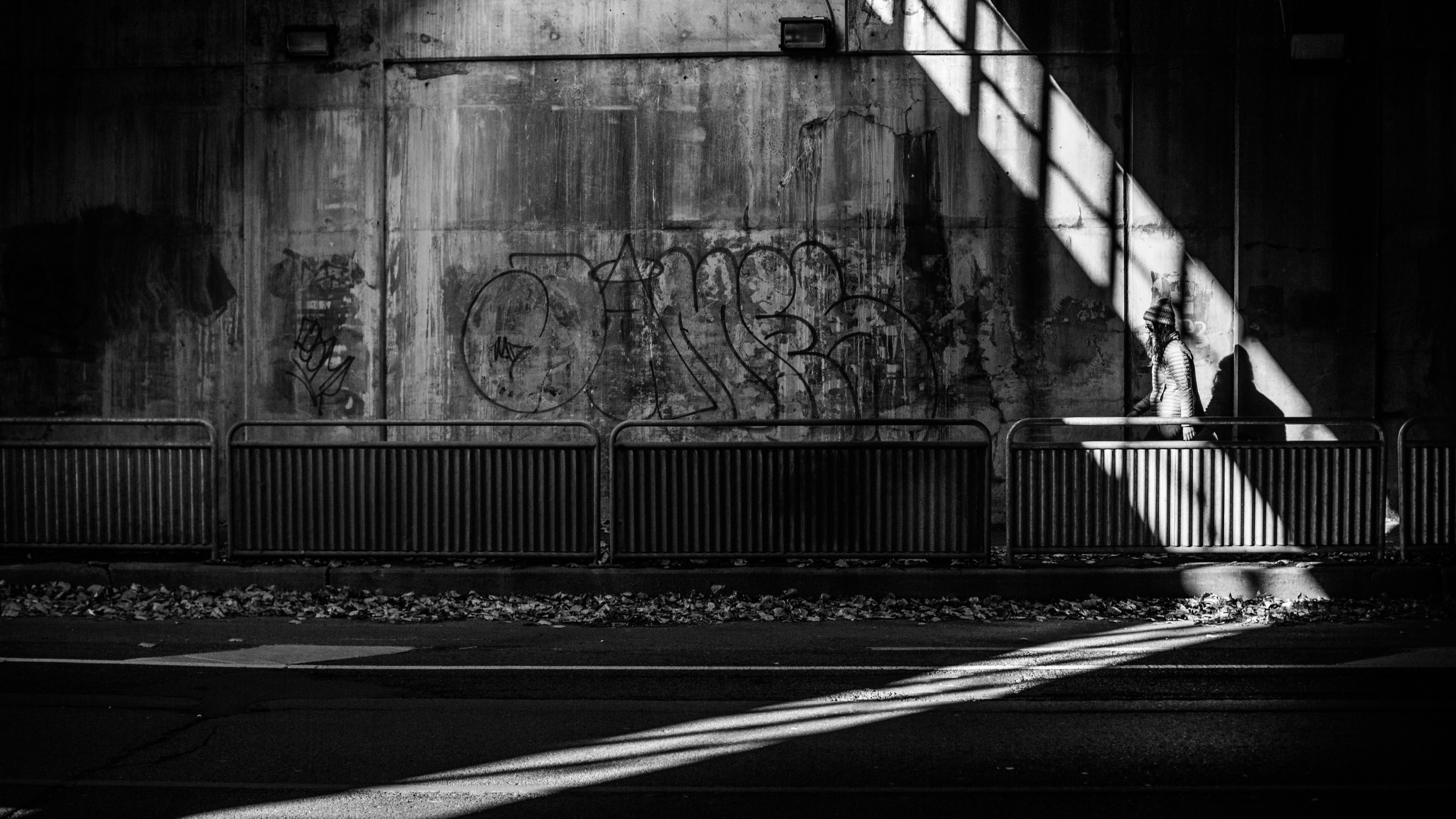 Photo en noir et blanc d un passage souterrain