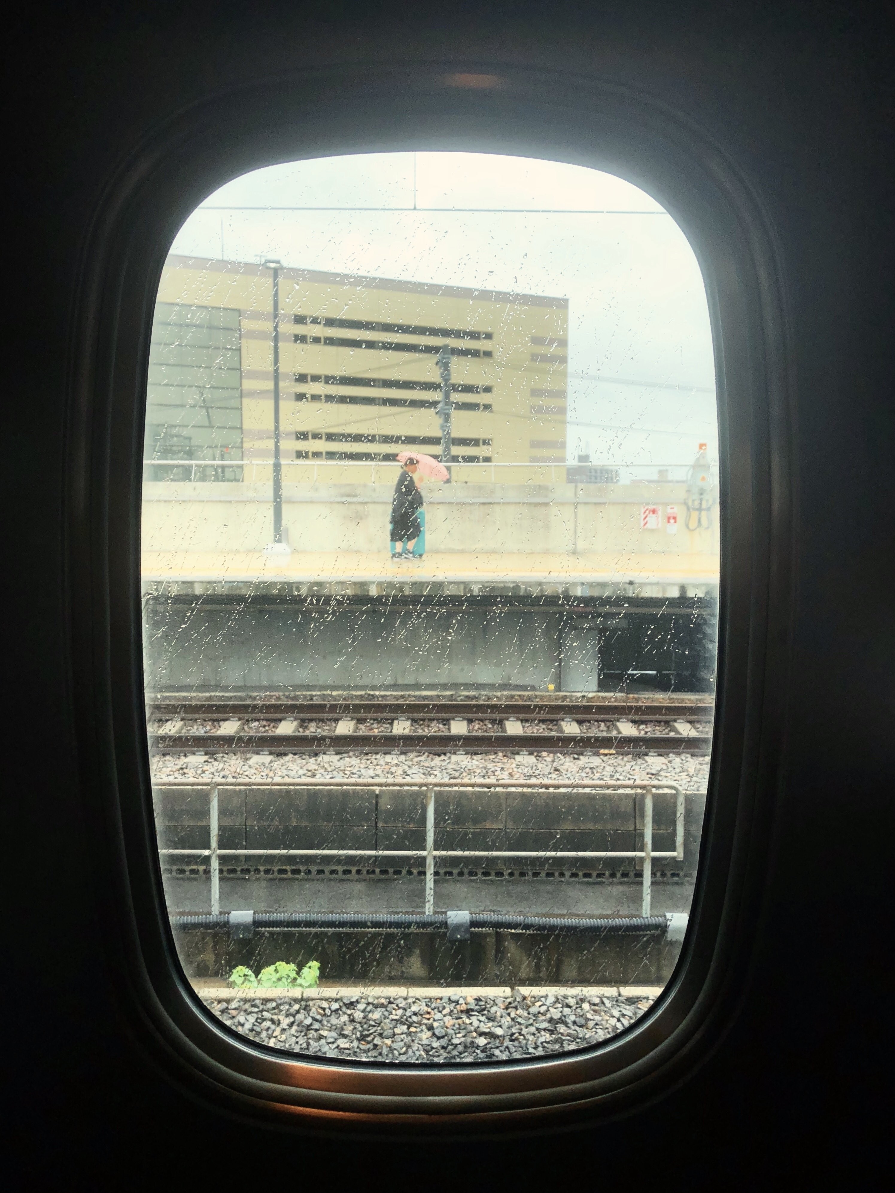Vue depuis la fenêtre d un train sous la pluie