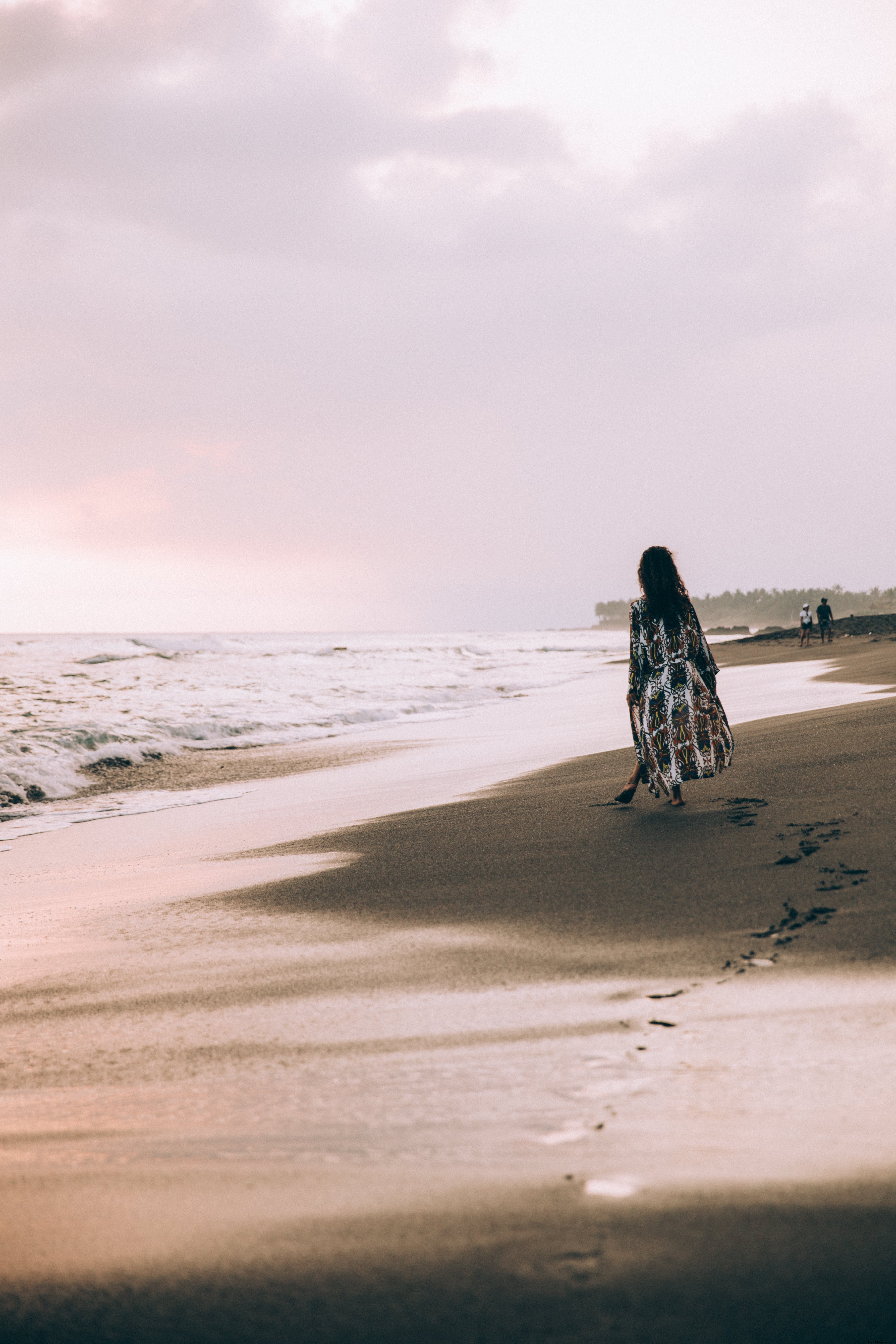 Photo : une femme portant un bracelet de cheville sur Rocky Beach