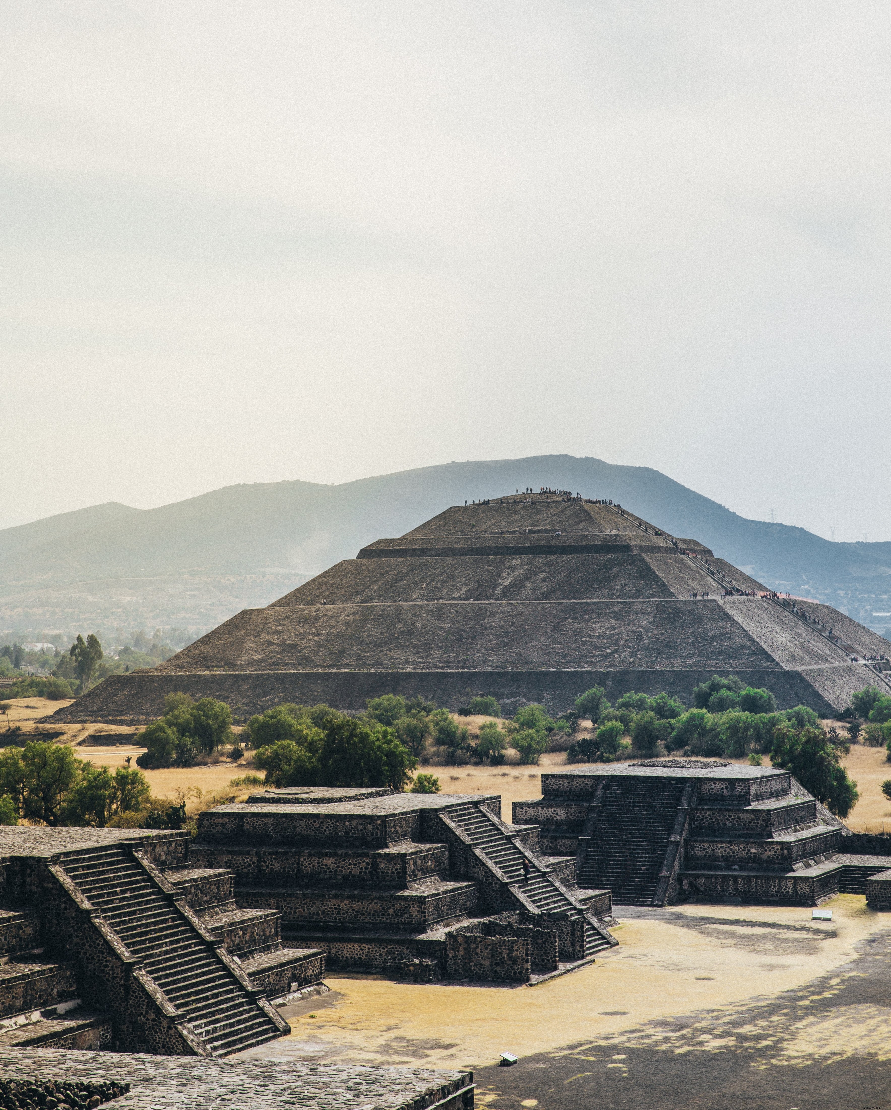 Photo de la pyramide du soleil dans le brouillard