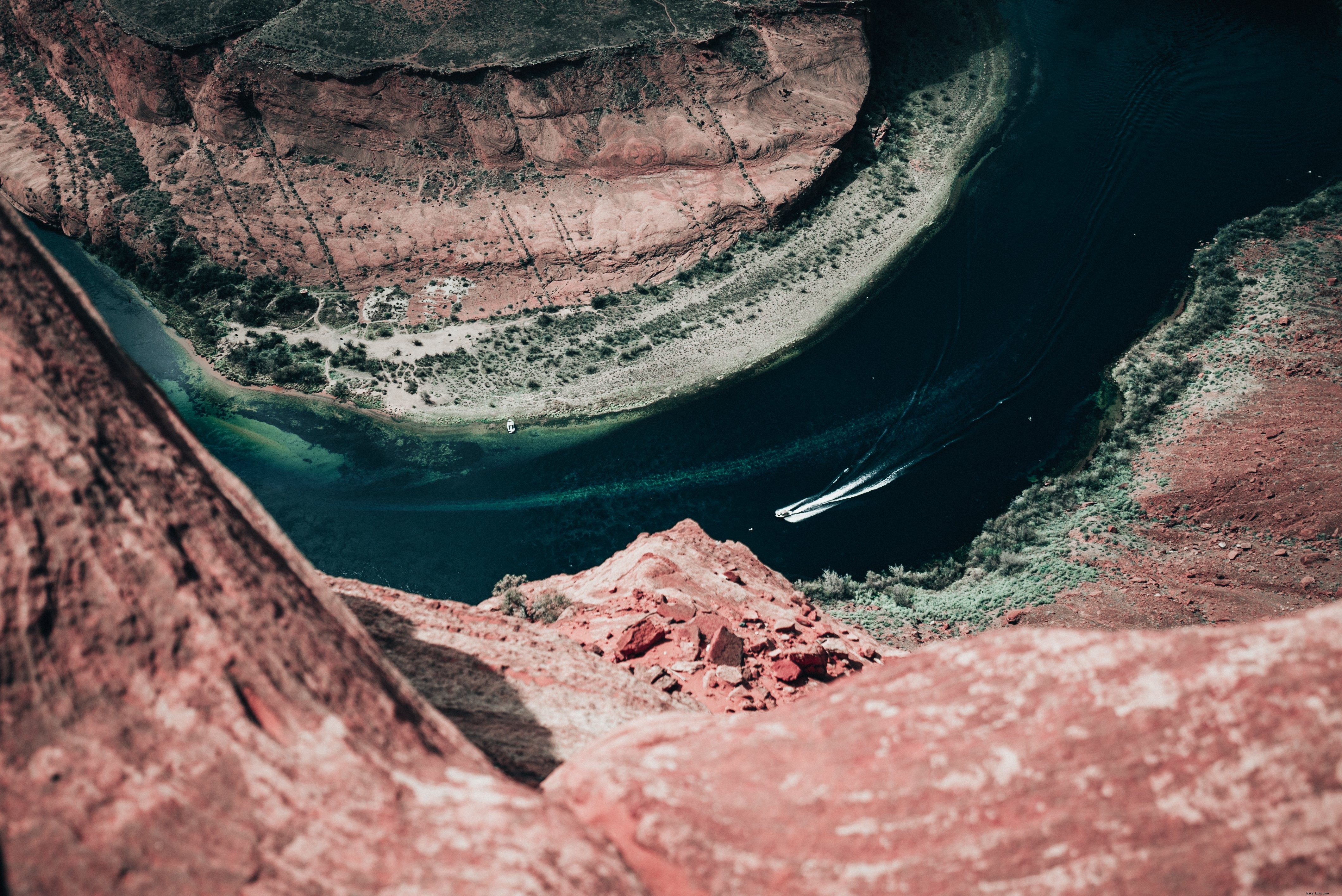 Photo d un bateau sur le fleuve Colorado dans le Grand Canyon