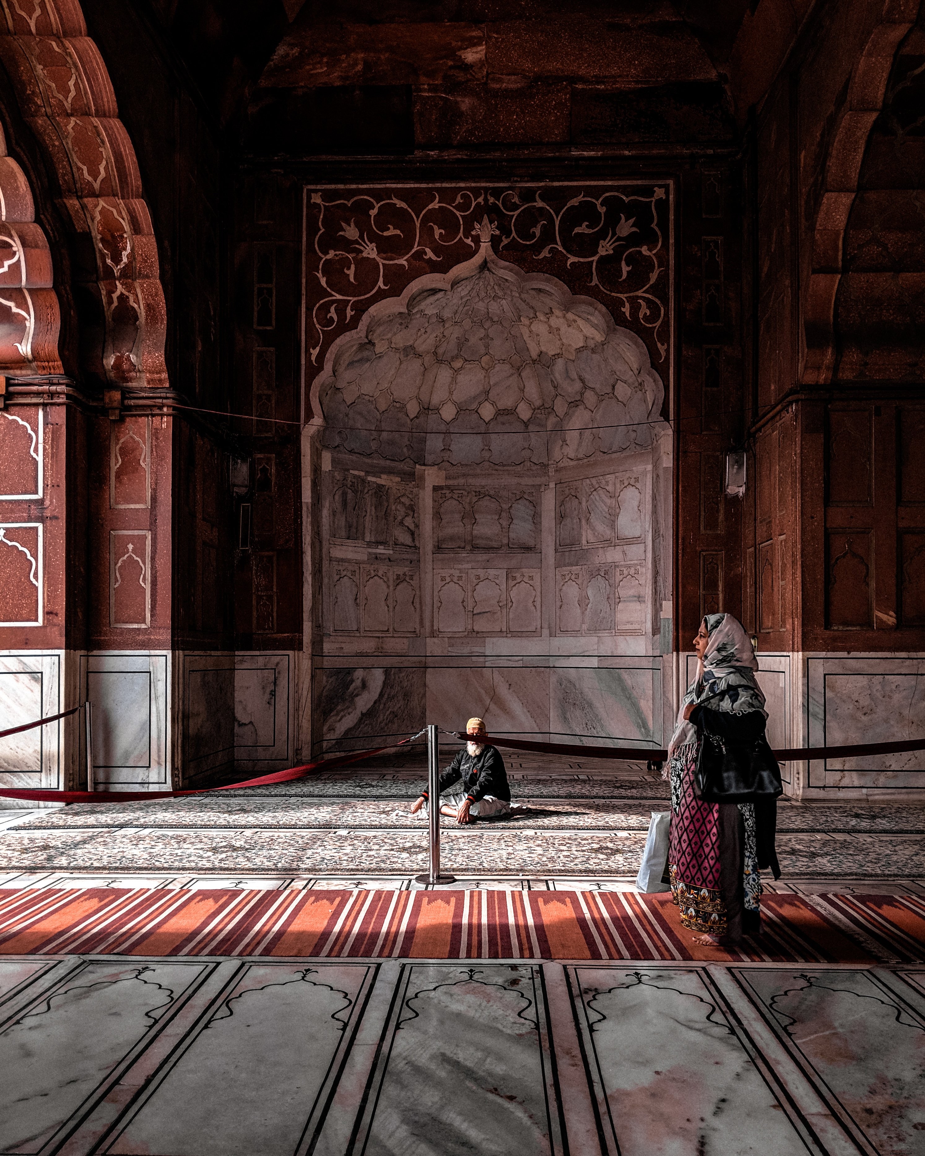 Femme en rouge dans une salle voûtée