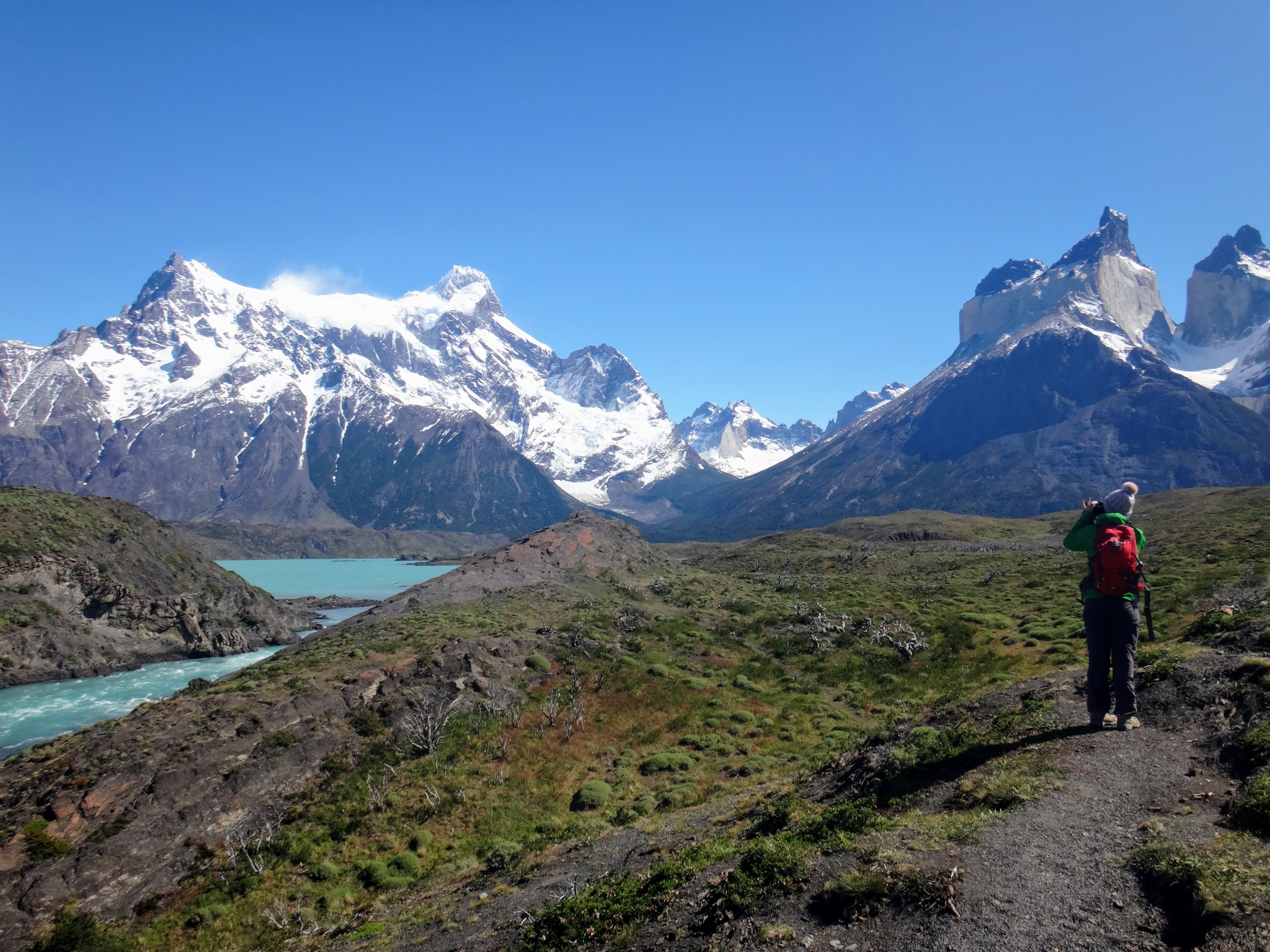 Photo d’un randonneur près d’une montagne enneigée