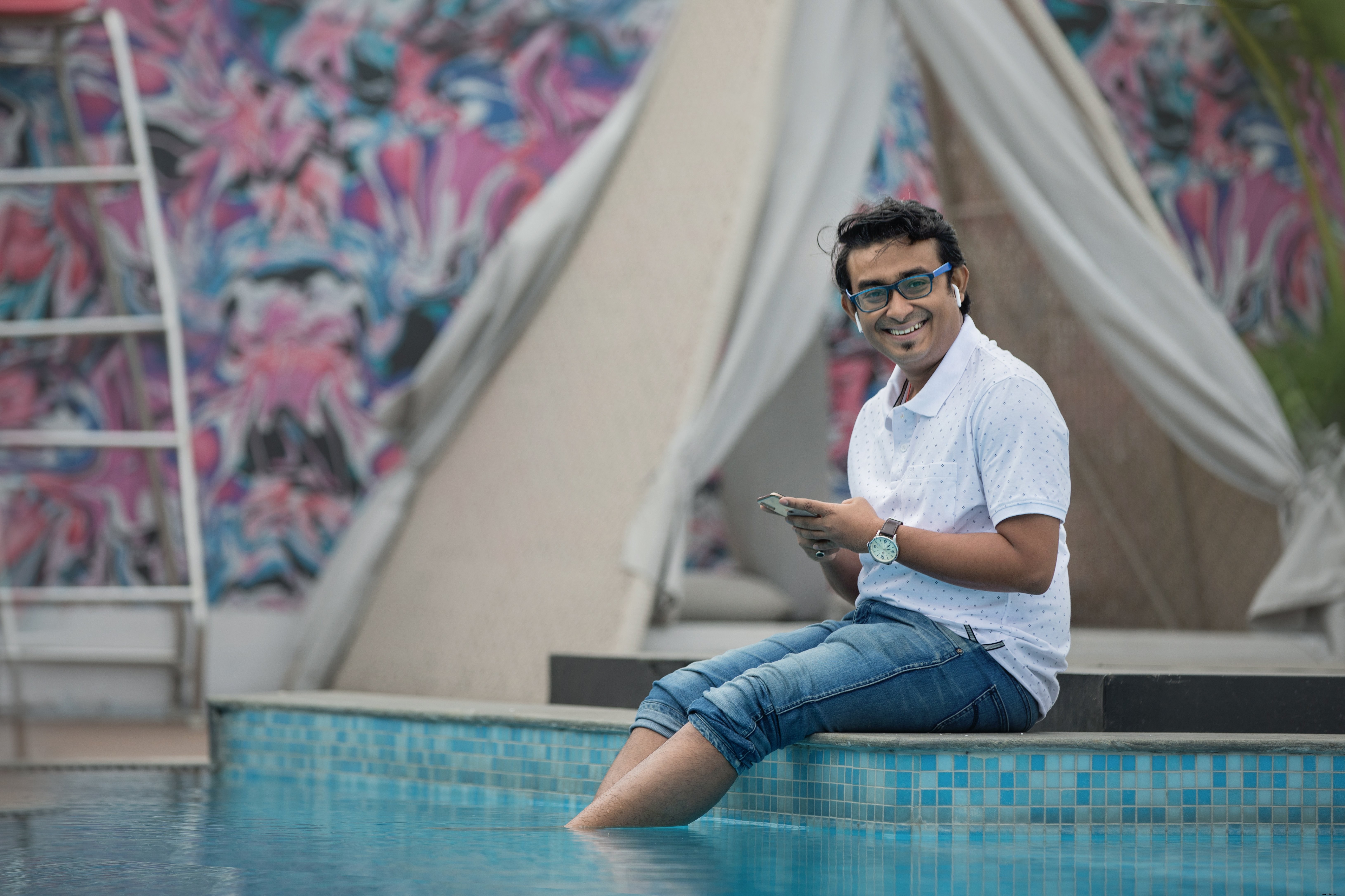 Photo d’un homme souriant au bord de la piscine