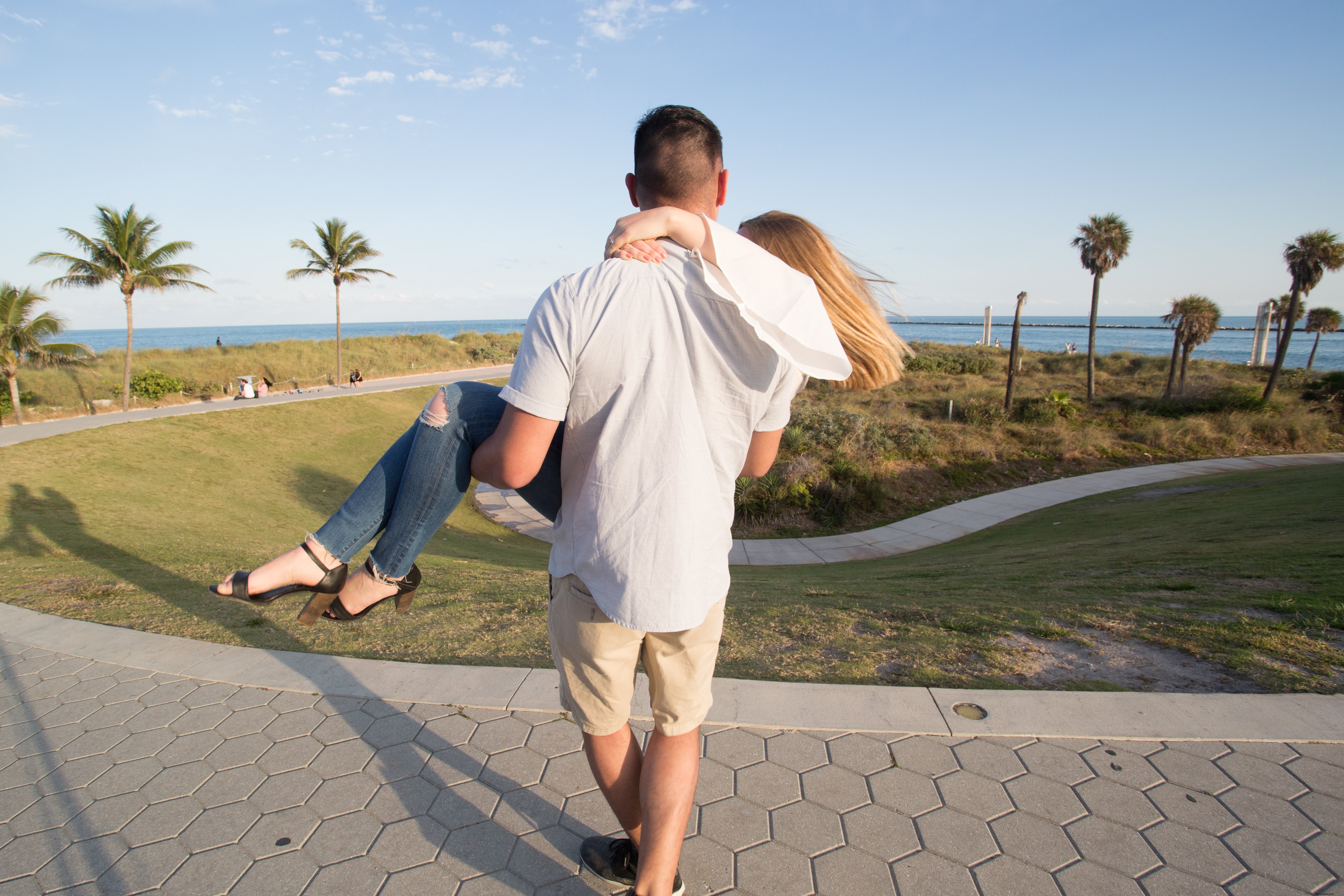 Homme portant une femme dans un parc – Photo