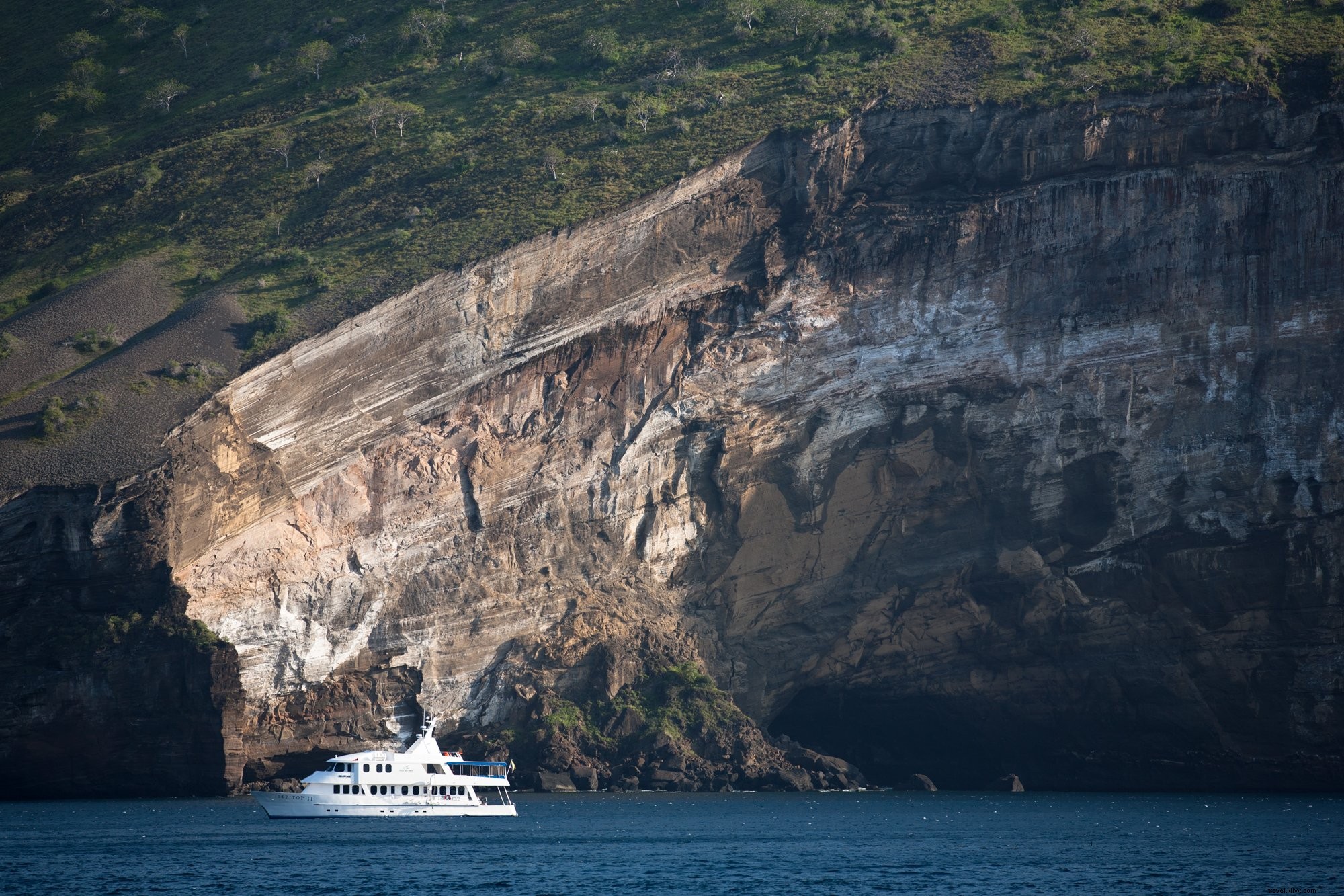 Photo d’un navire de croisière près d’une falaise
