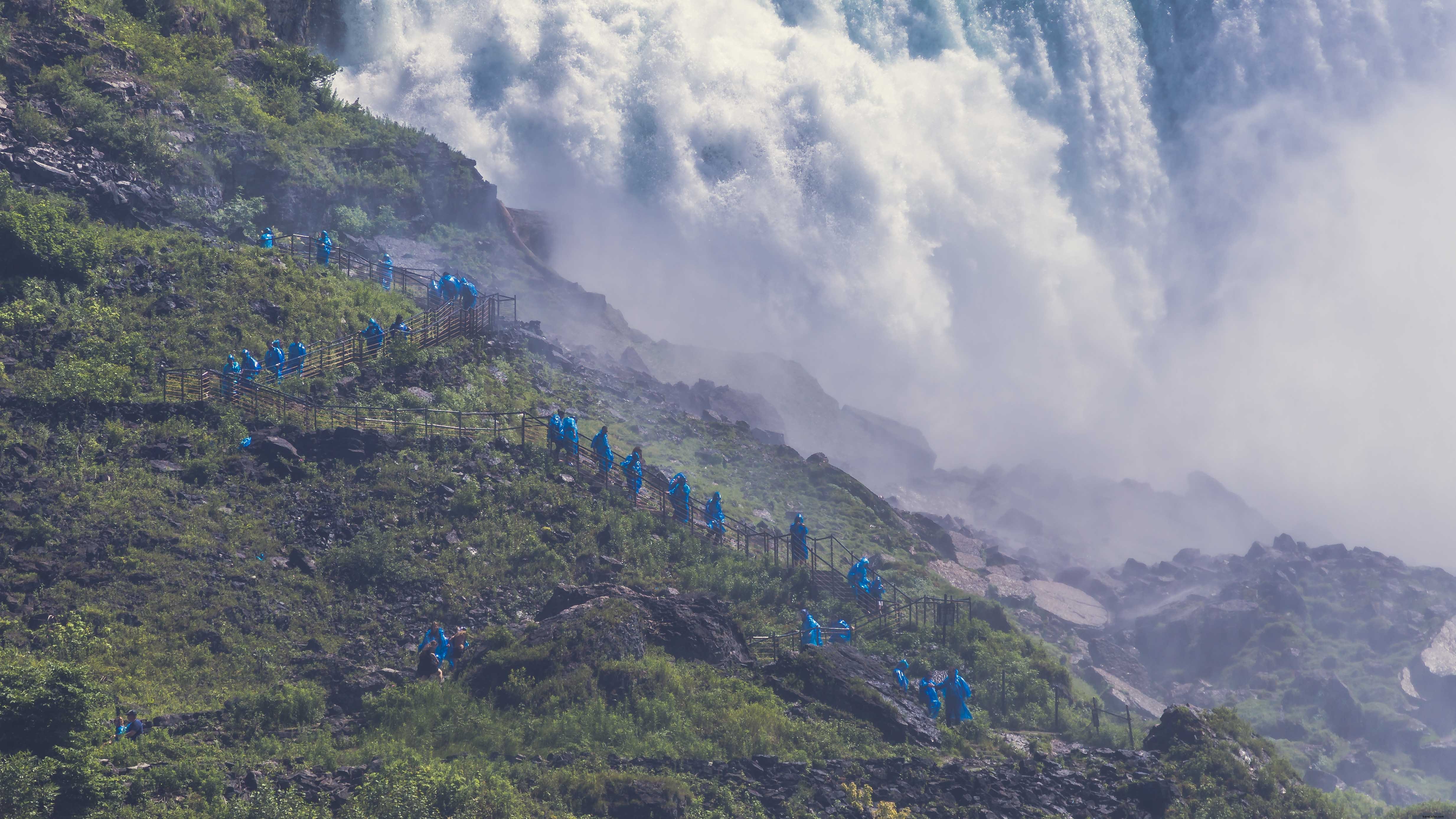 Randonnée près d une cascade – Photo