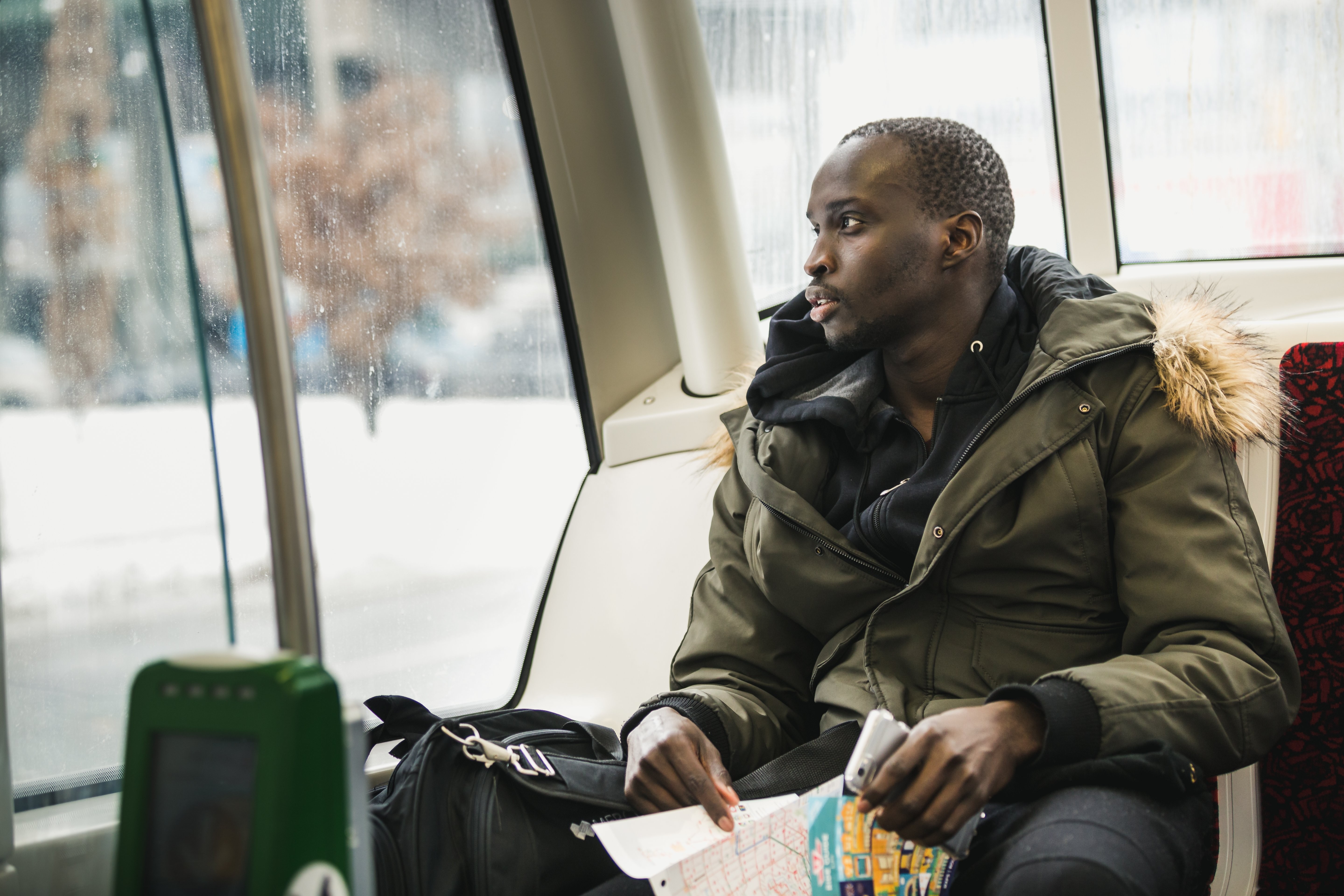 Homme regardant par la fenêtre – Photo TTC