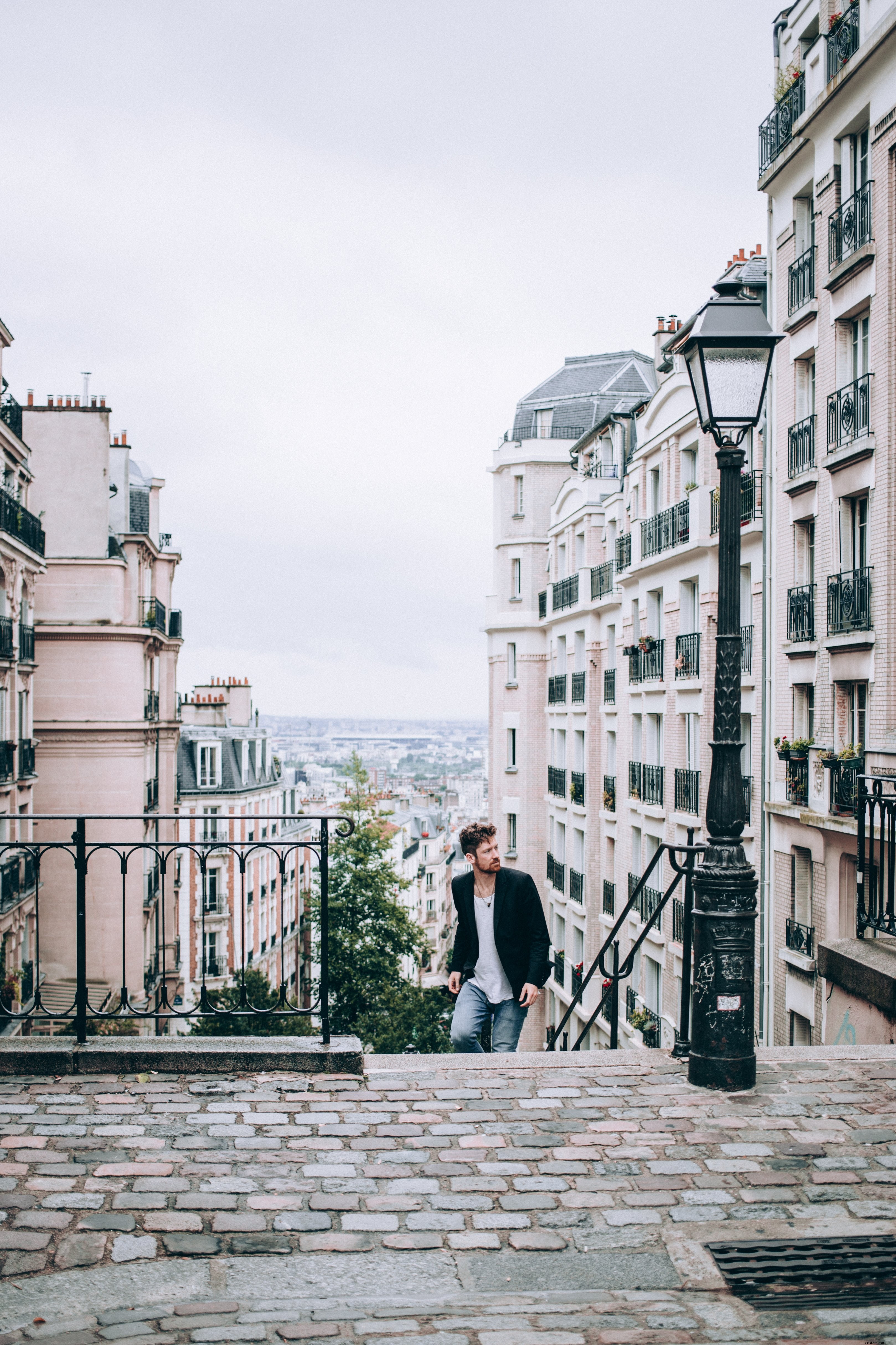 L essor de la mode masculine illustré par une rue pavée
