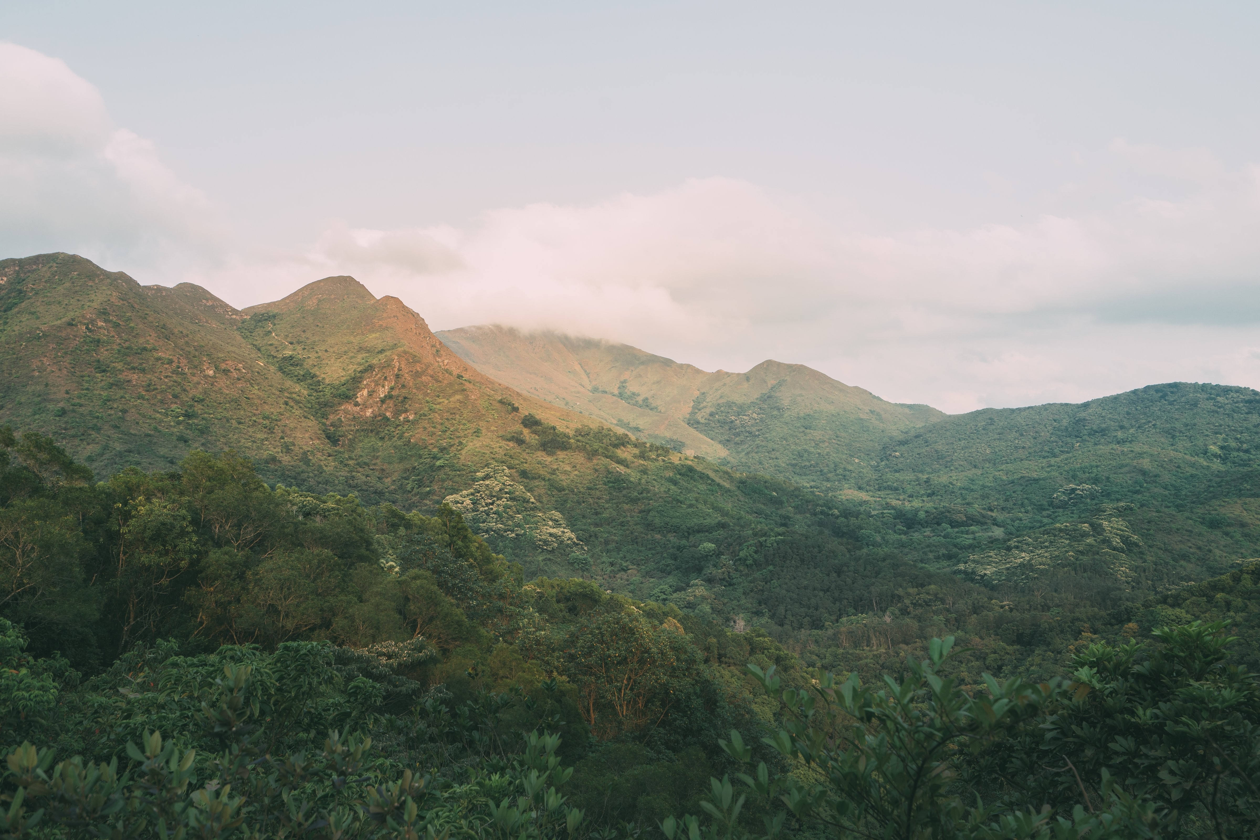 Photo : Nuages roulant sur de luxuriantes montagnes verdoyantes