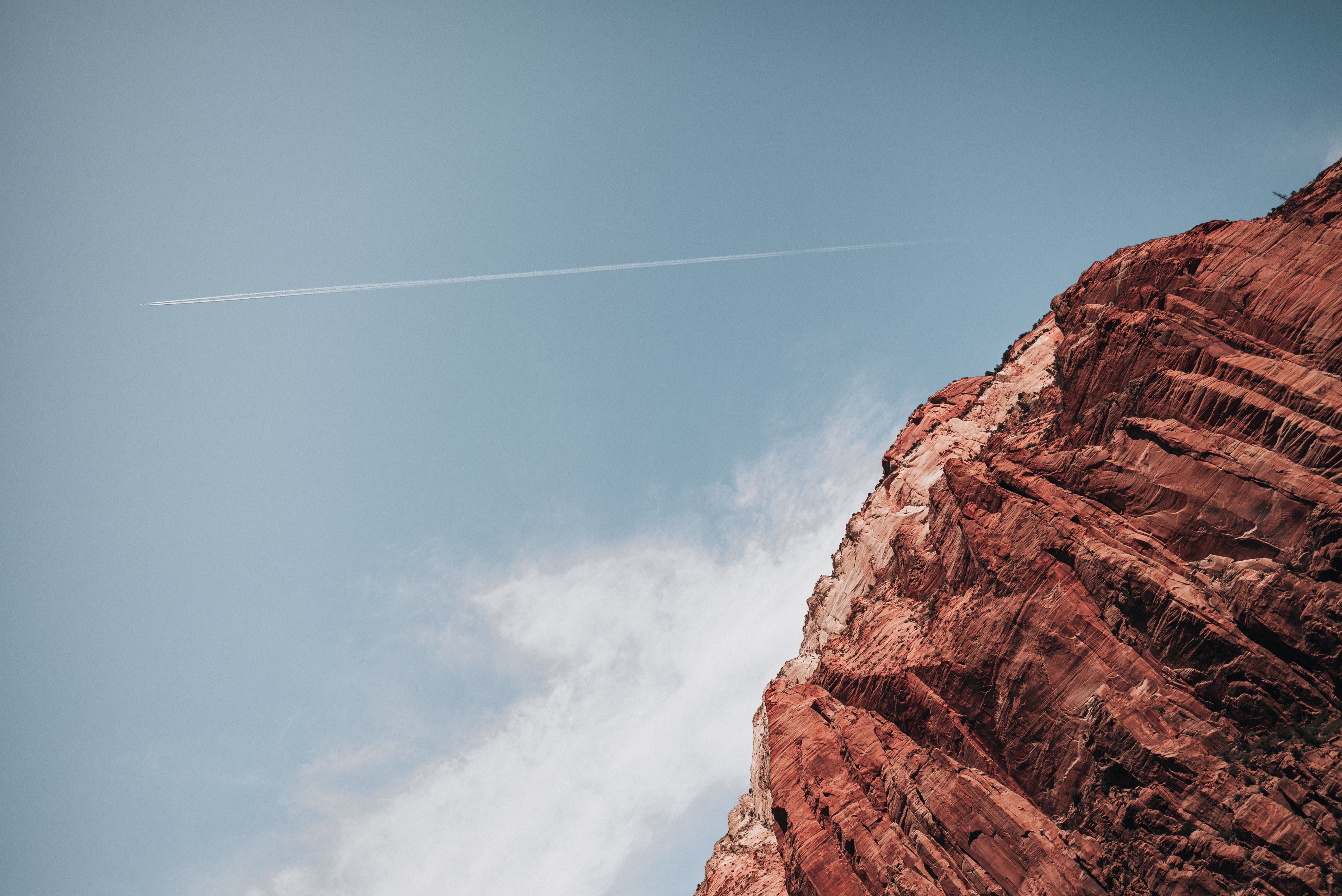 Jetstream dans le ciel au-dessus du canyon