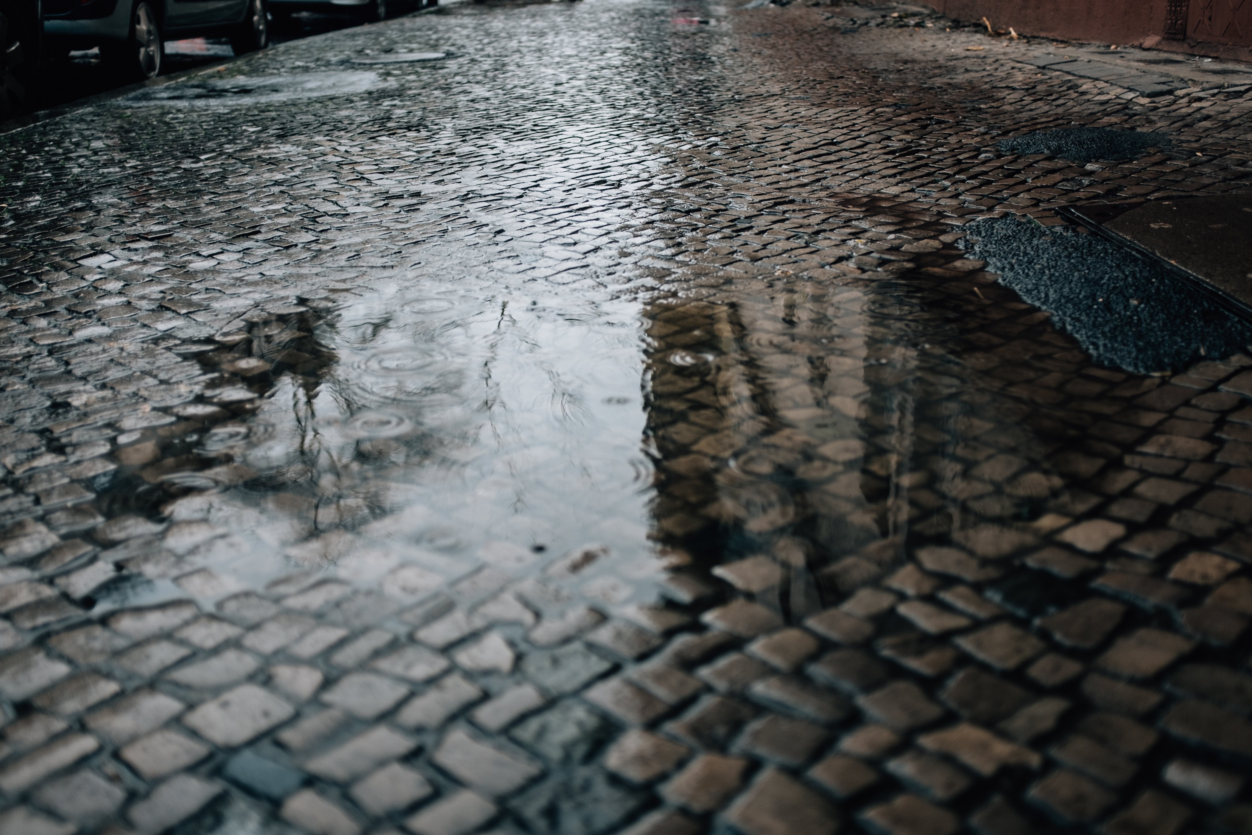Flaque d eau sur une rue pavée