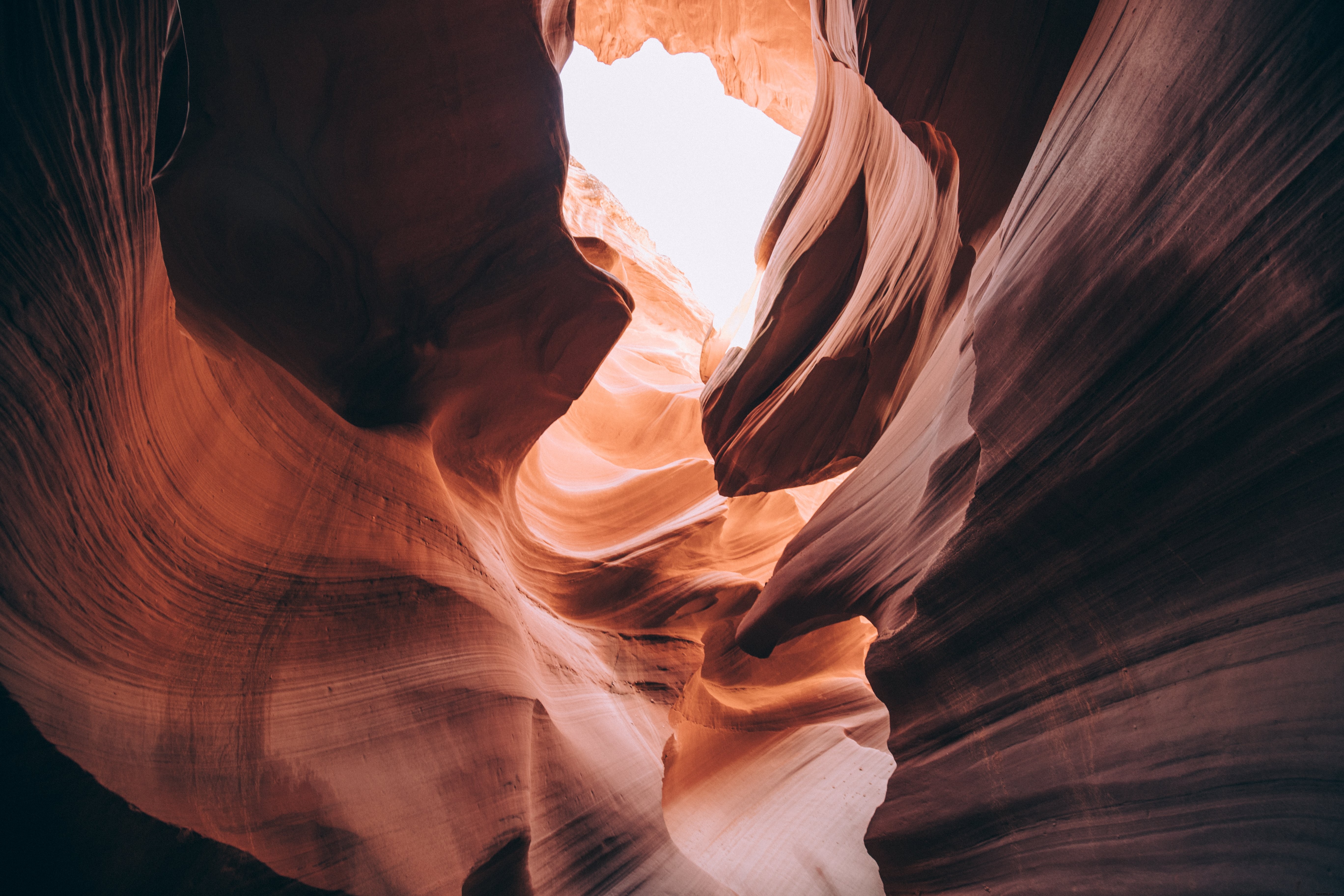 Lumière qui danse le long des parois sinueuses d Antelope Canyon