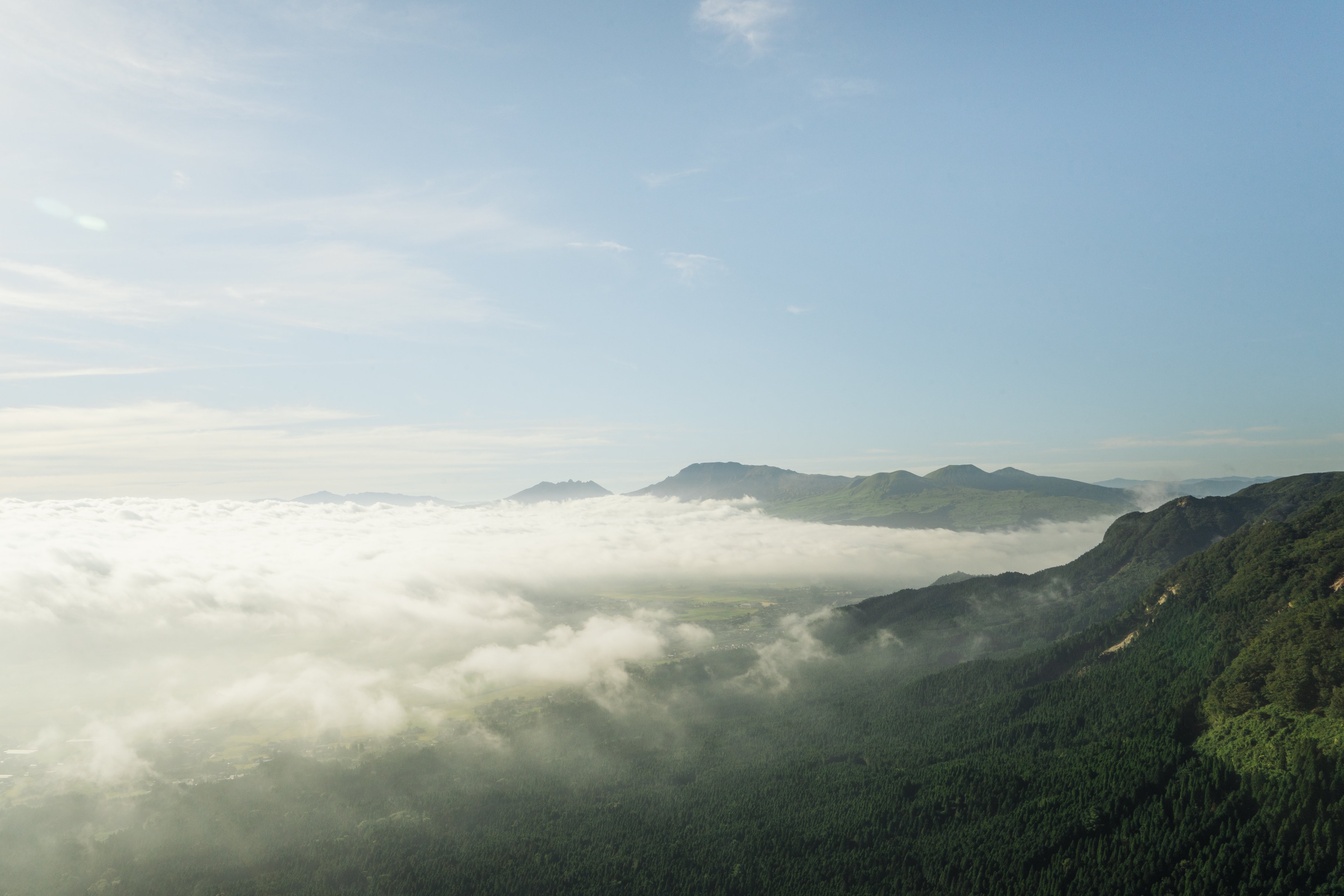 Photo de nuages dérivant au-dessus des montagnes