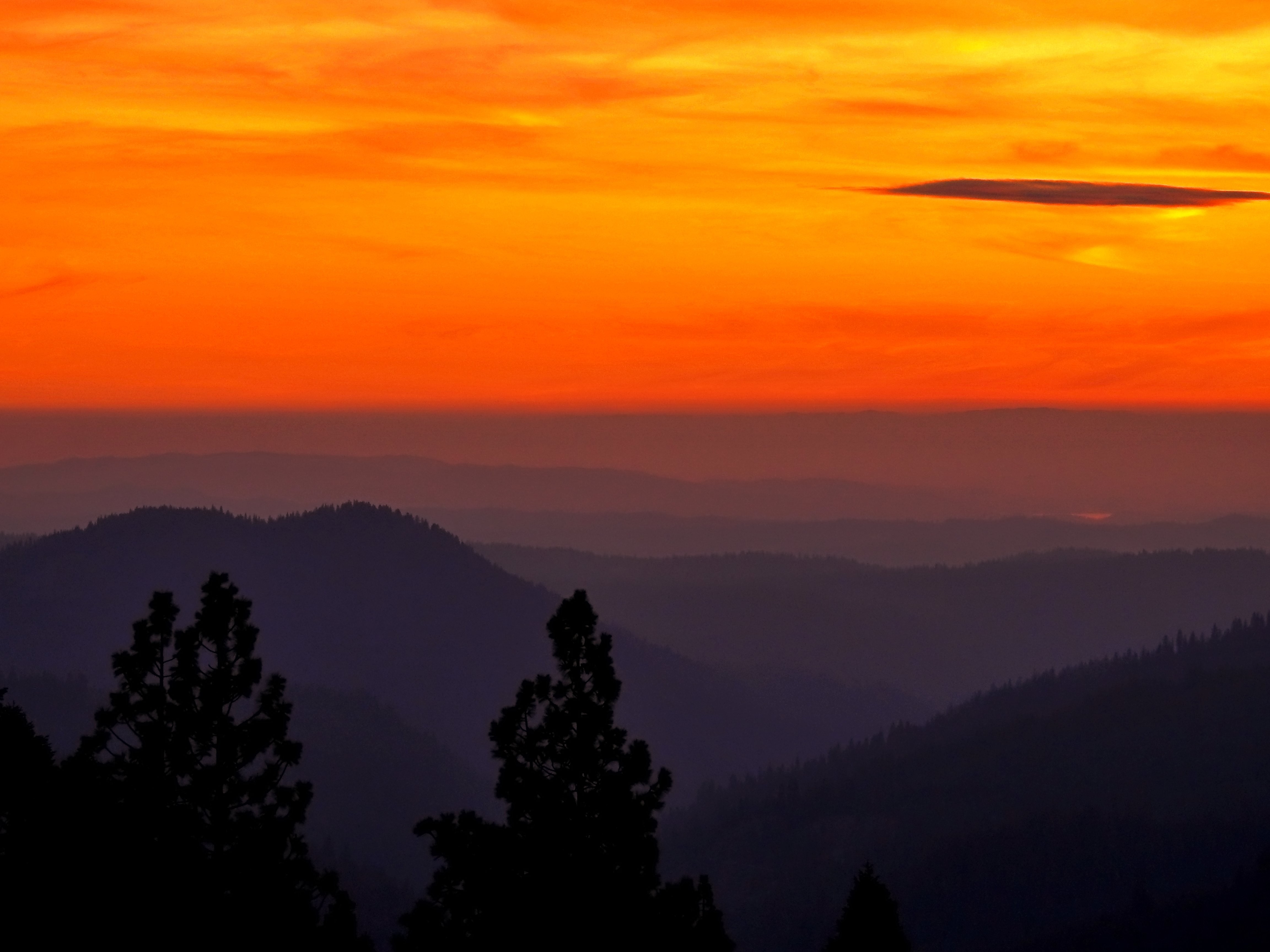 Coucher de soleil flamboyant sur la montagne