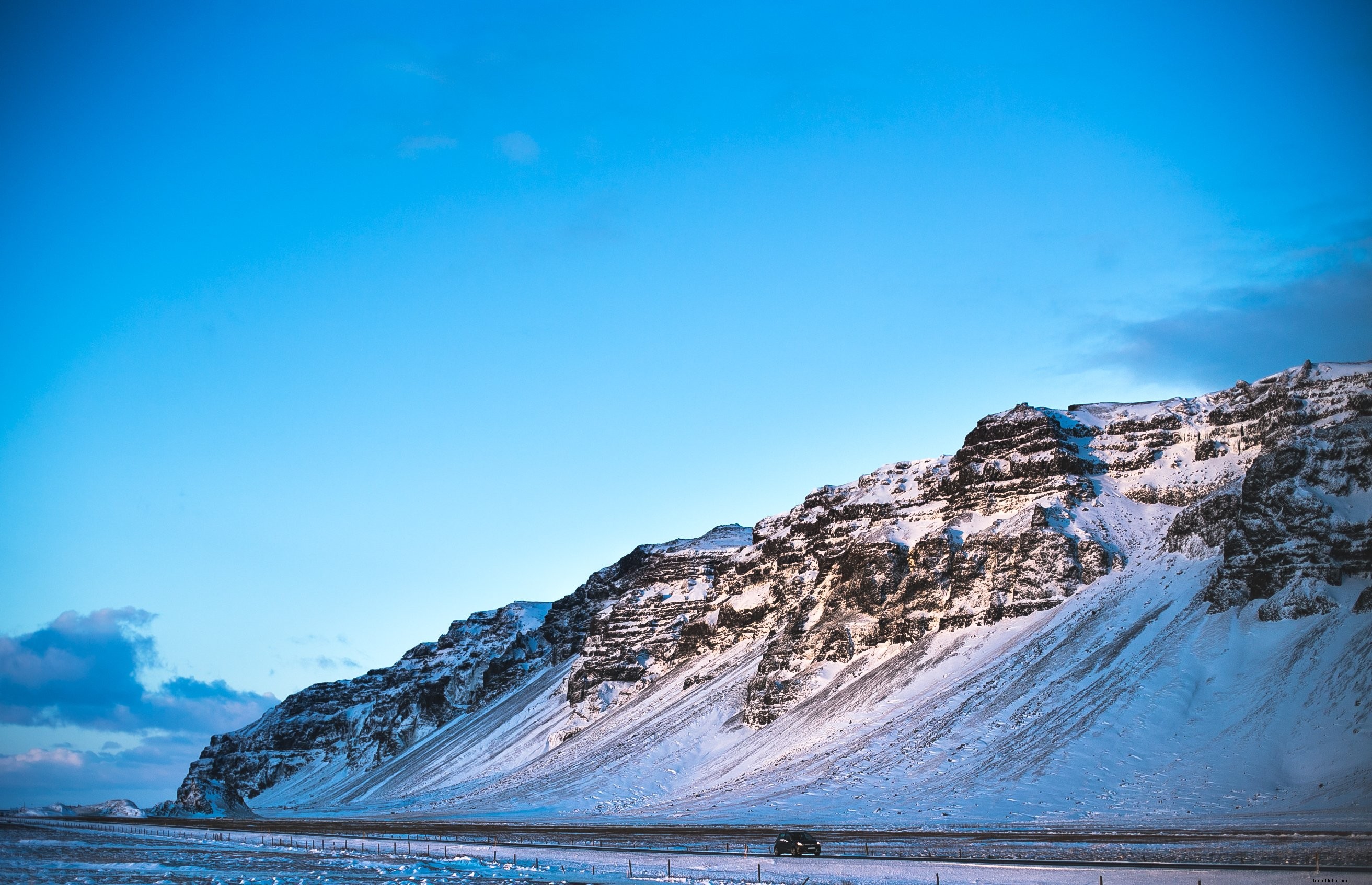 Voiture compacte devant Iceland Hill