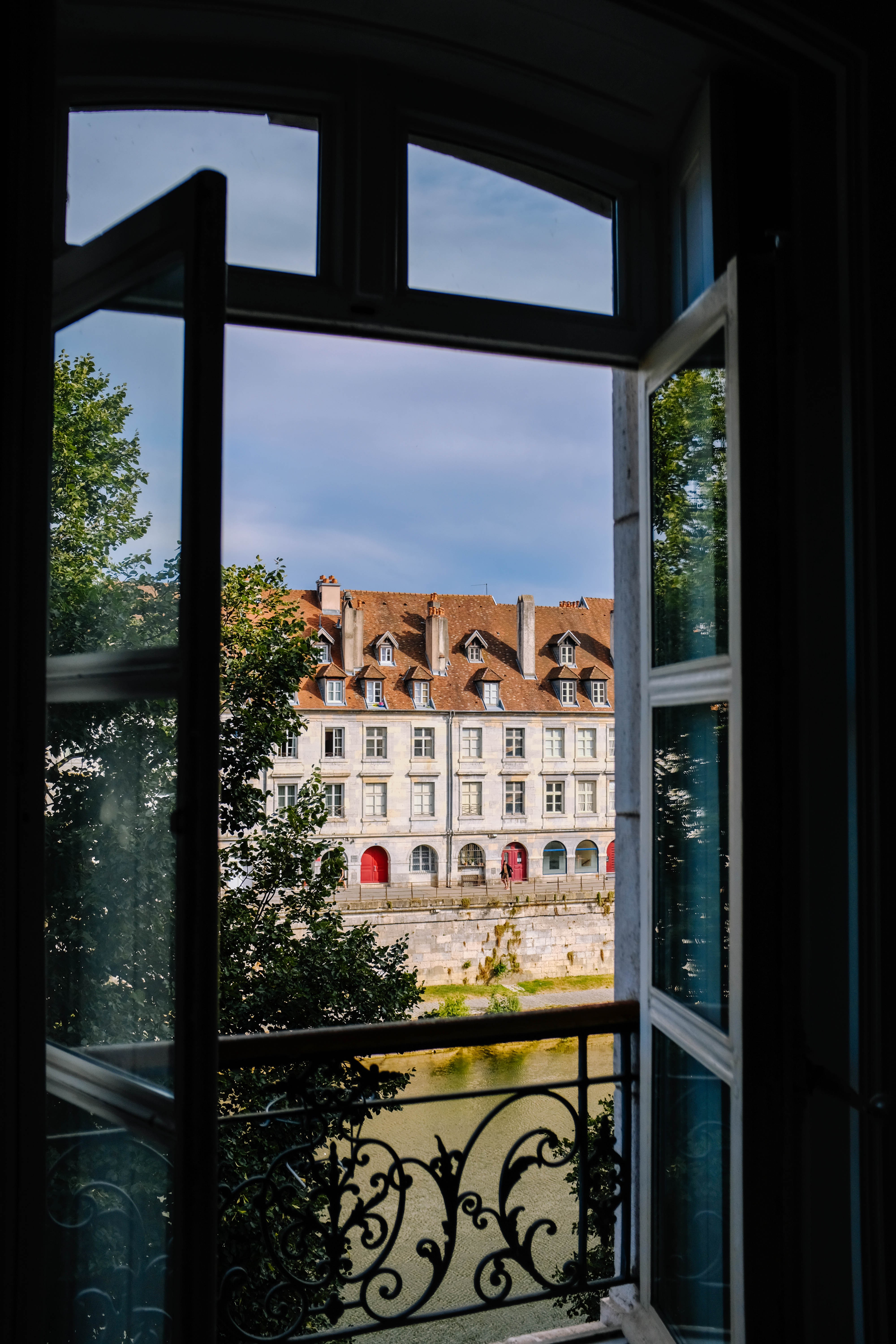 Appartements avec vue sur le canal depuis la fenêtre de la chambre – Photo