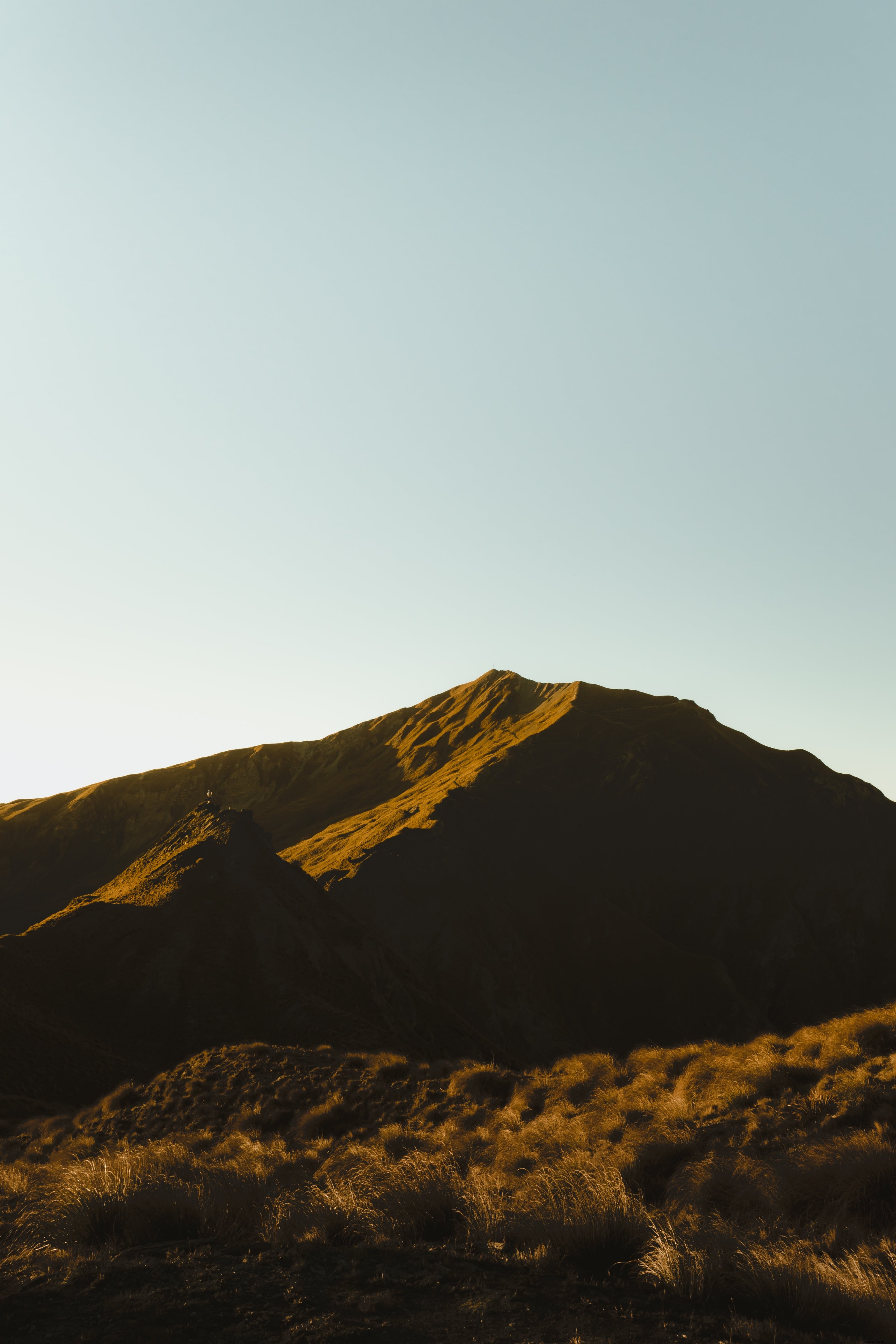 Ombres projetées sur le côté sombre d’une photo de montagne