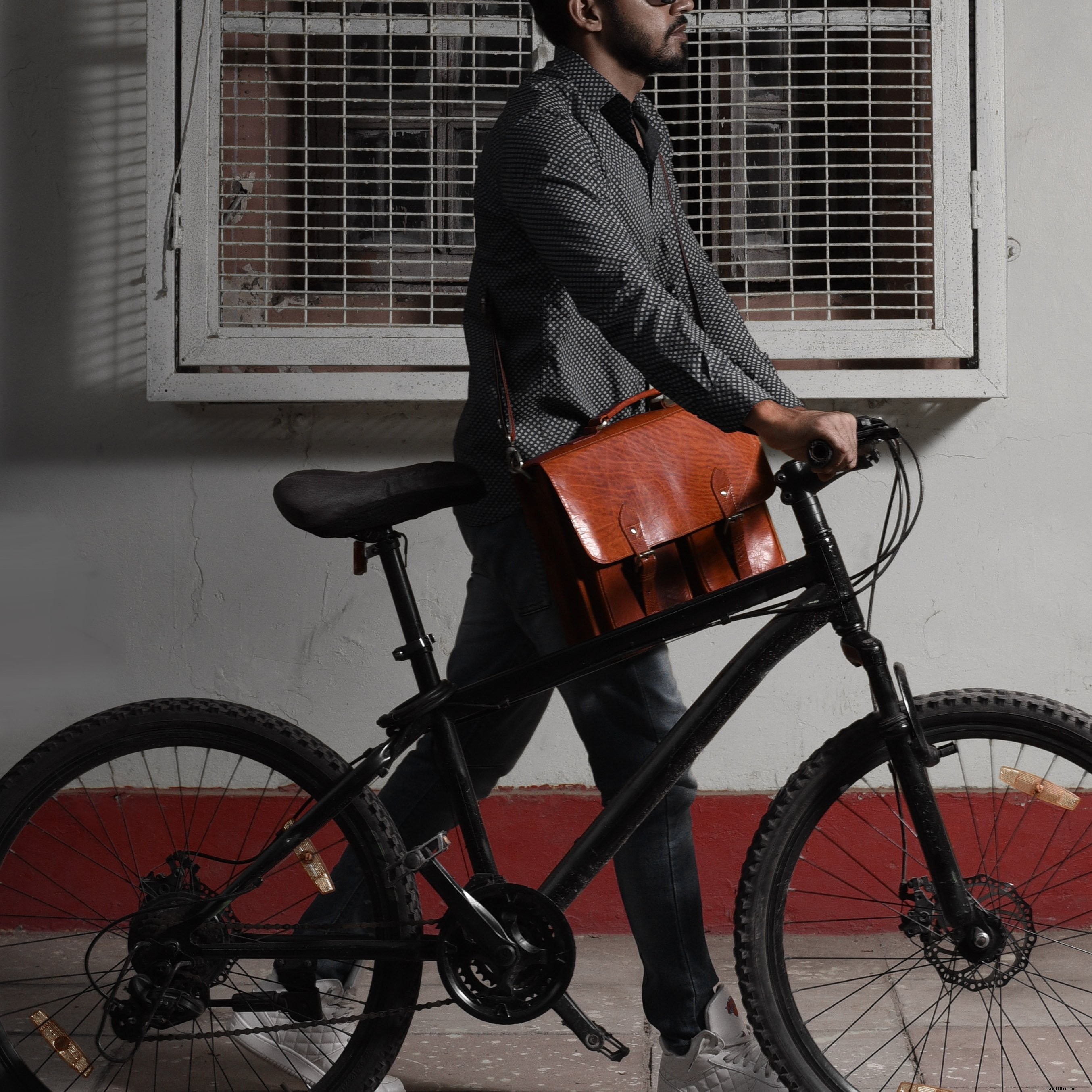 Homme à vélo avec sac messager en cuir – Photo
