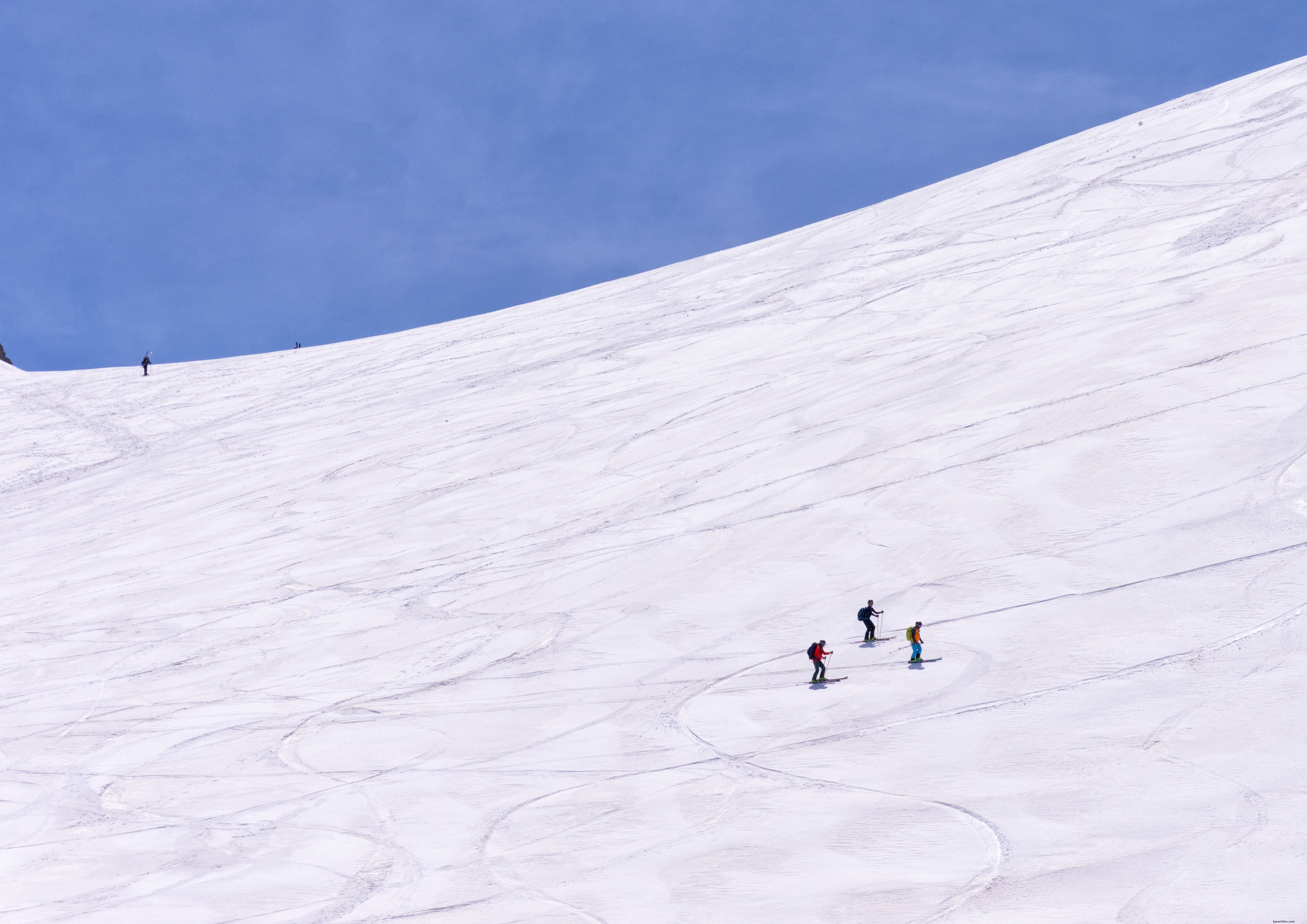 Skieurs traversant une piste photographiée