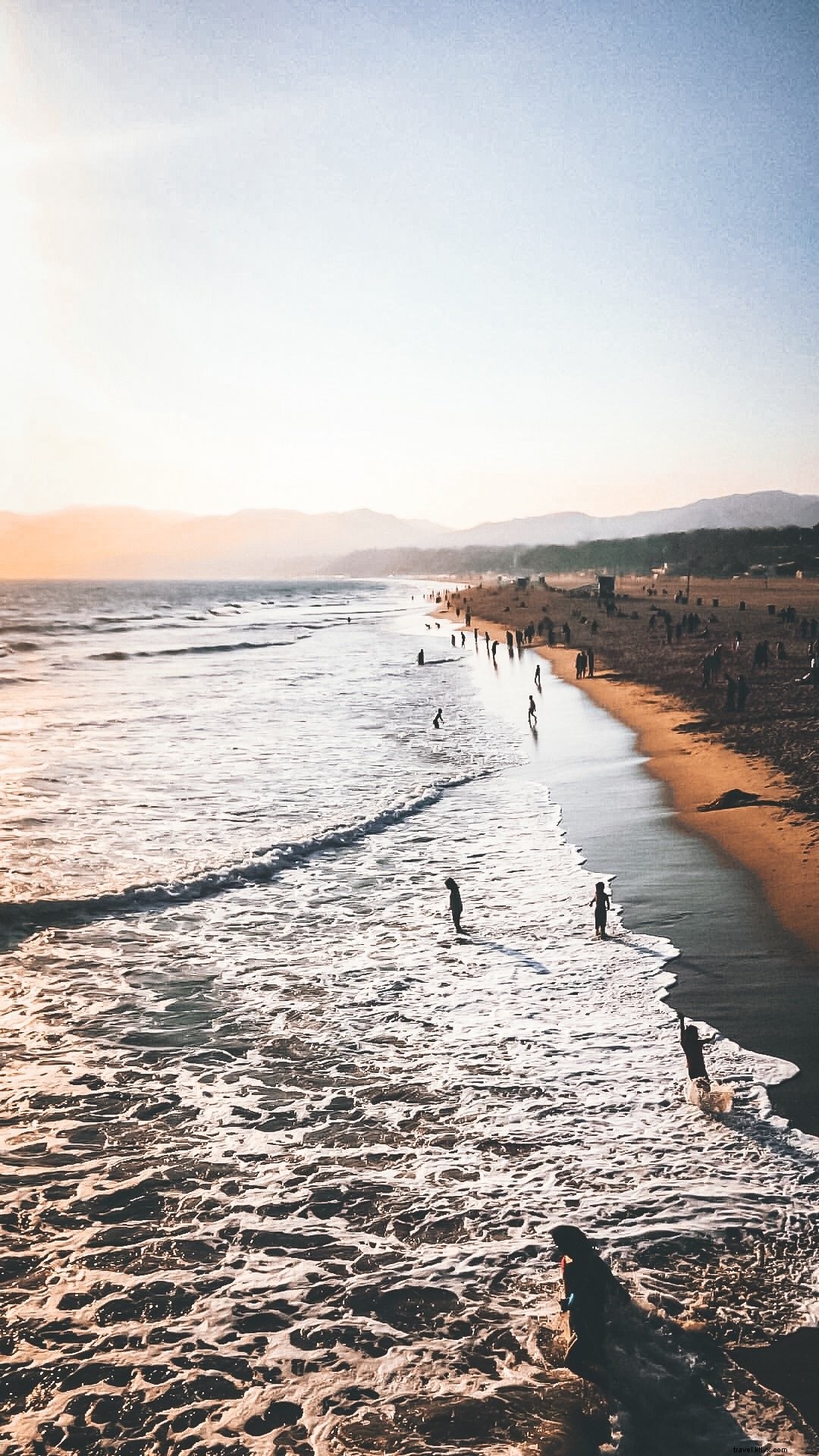 Photo d’une plage dorée d’un lieu imaginaire