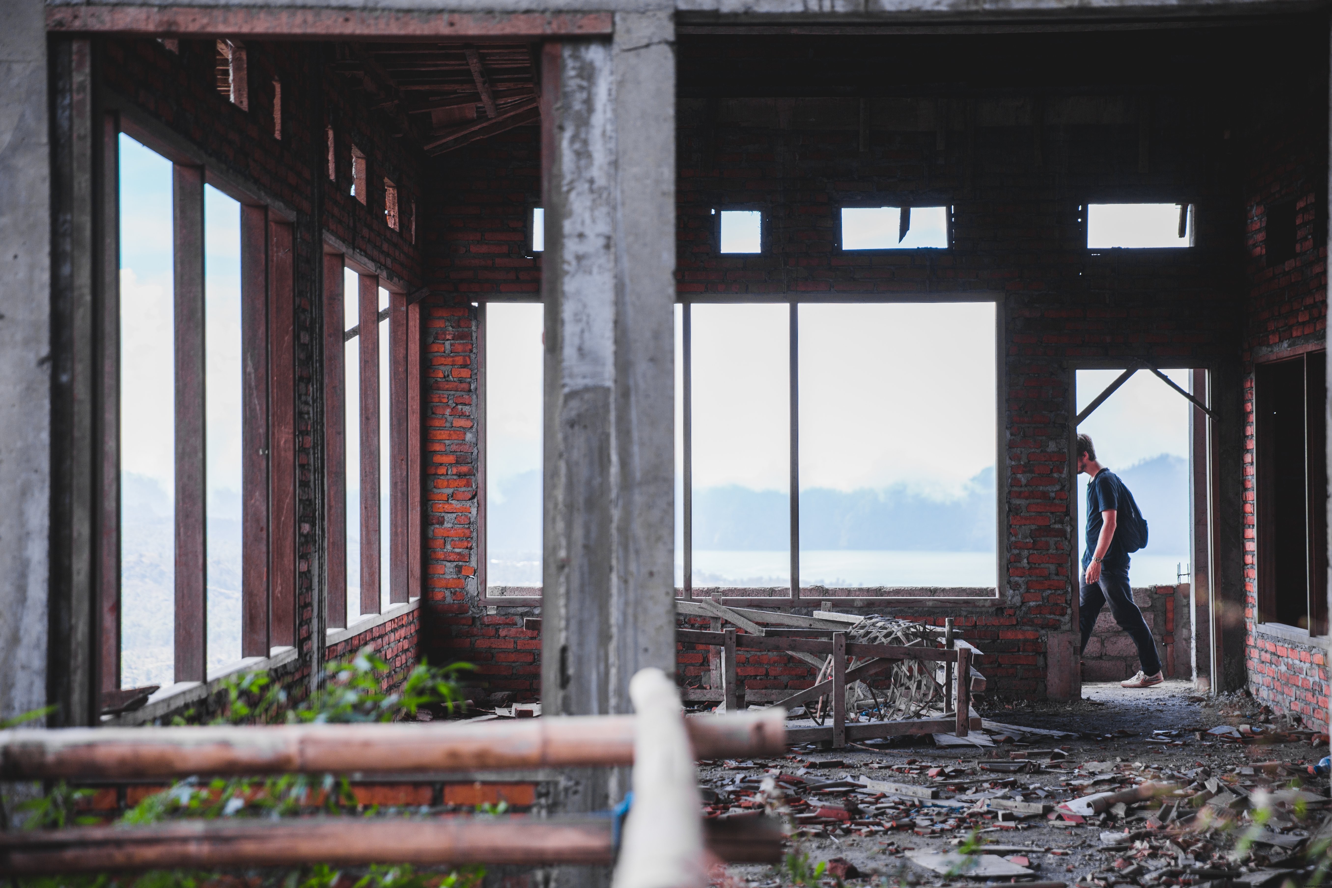 Marcher dans les ruines – Photo