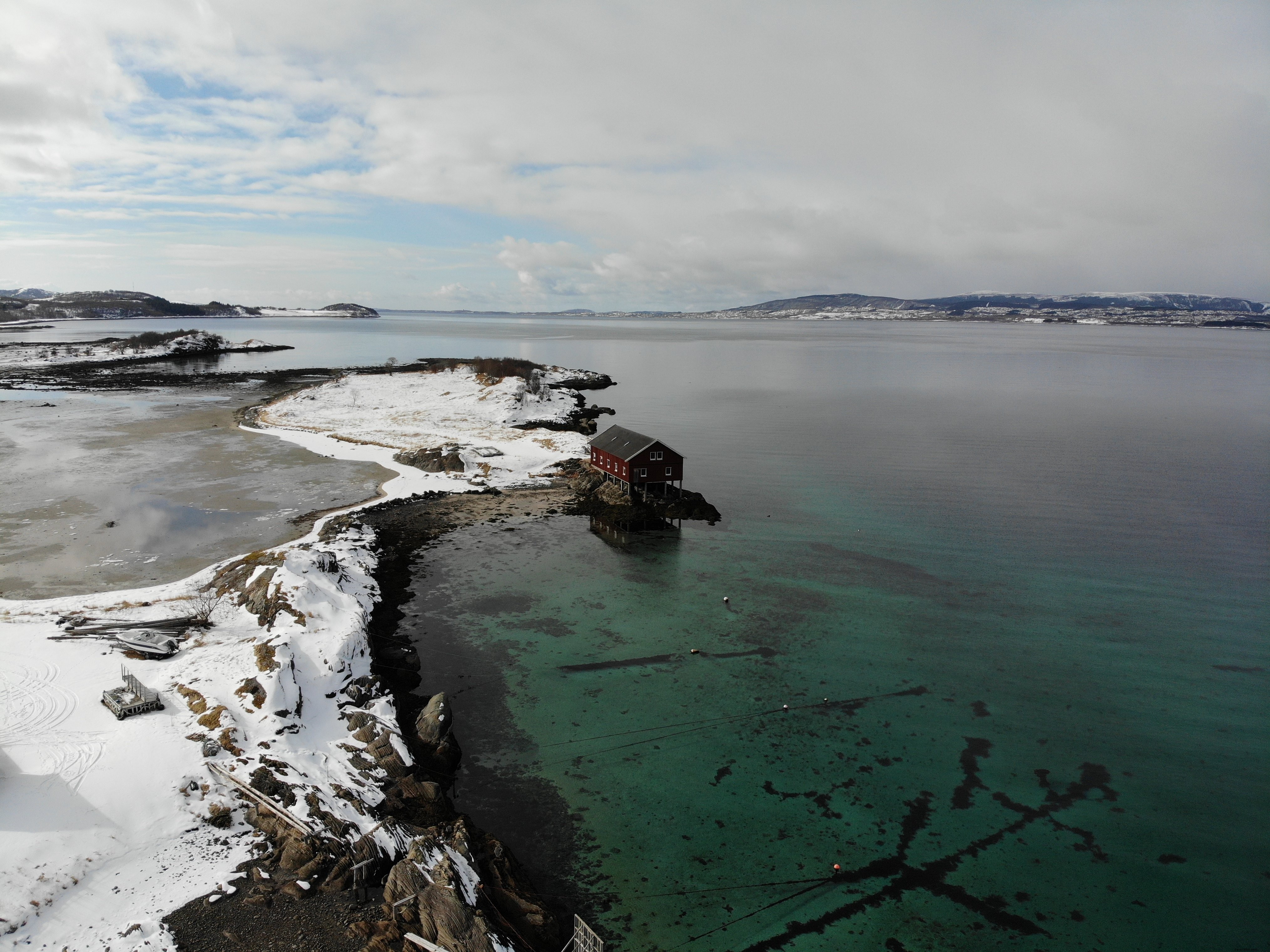Maison individuelle flottante avec vue sur un paysage gelé