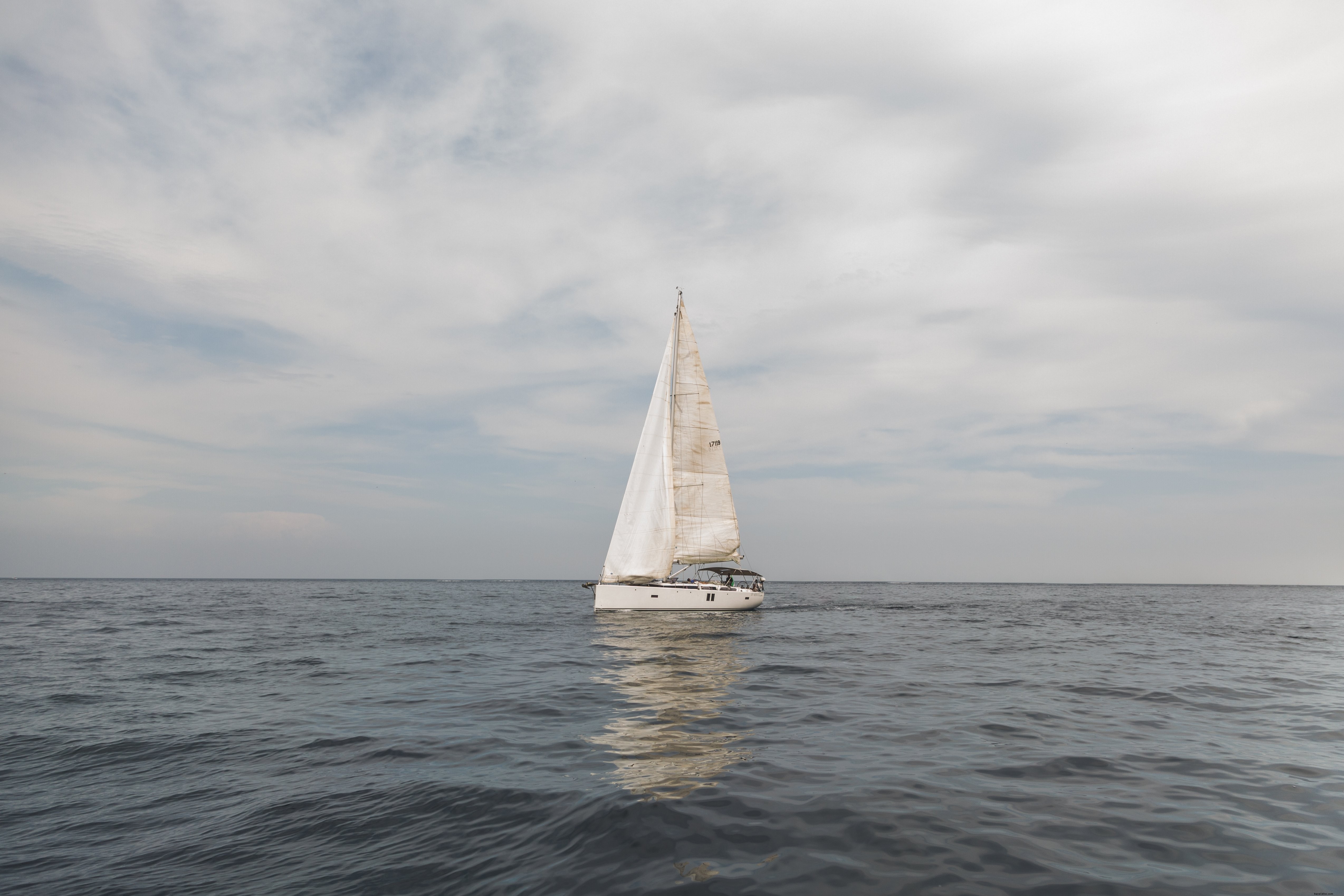 Yacht unique sur fond d eau