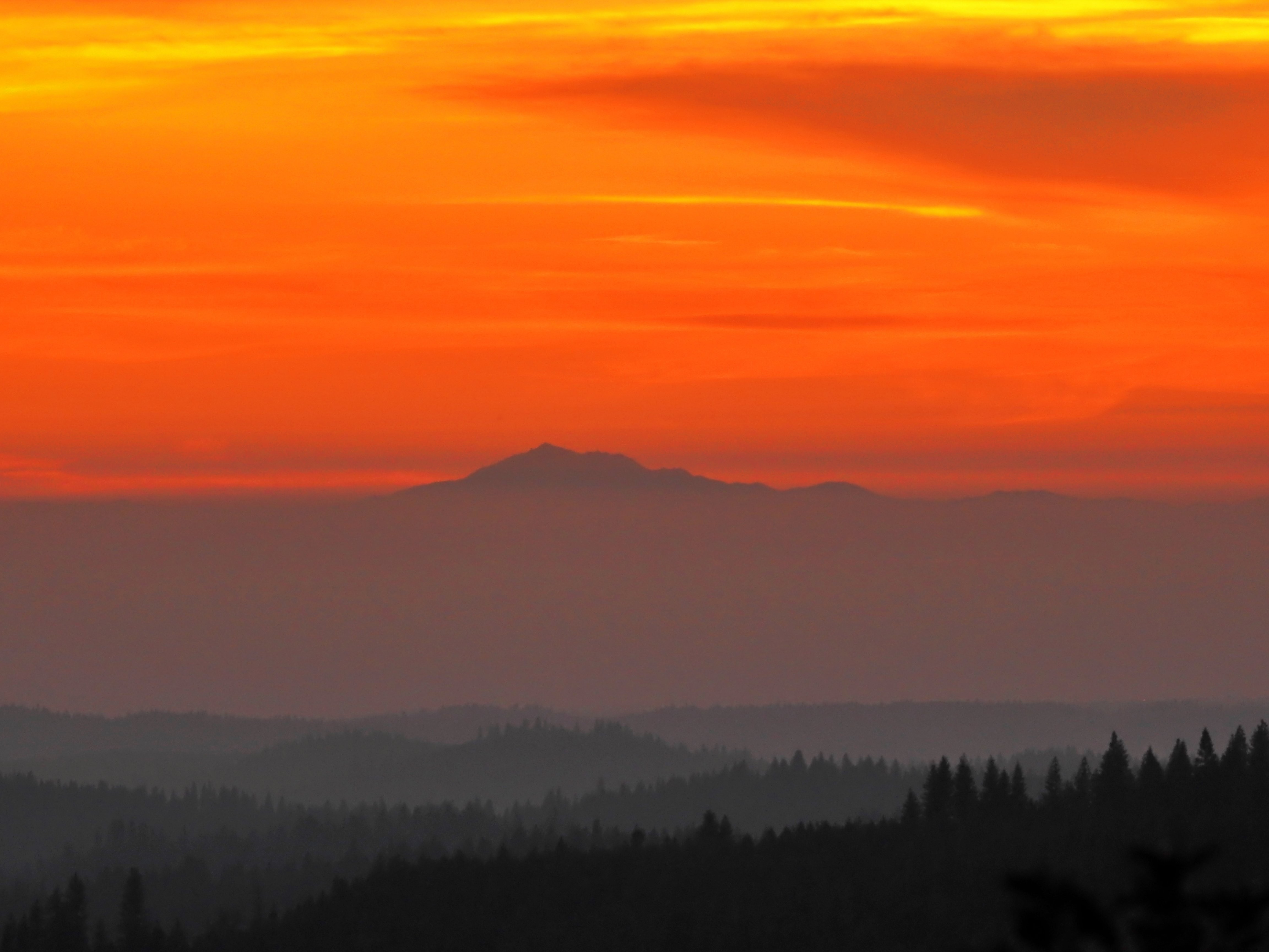 Photo d un coucher de soleil sur la montagne