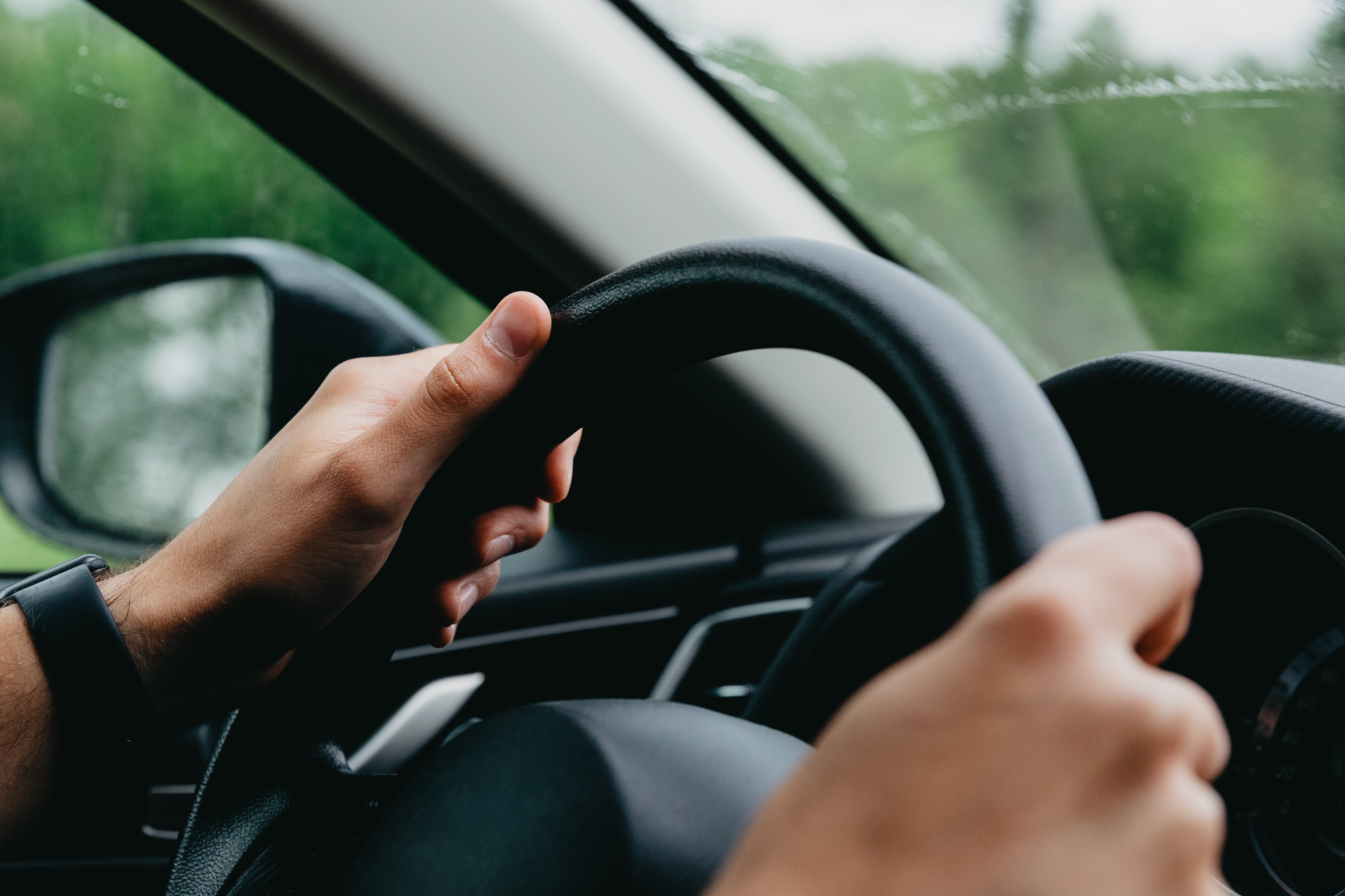 Mains agrippant fermement le volant