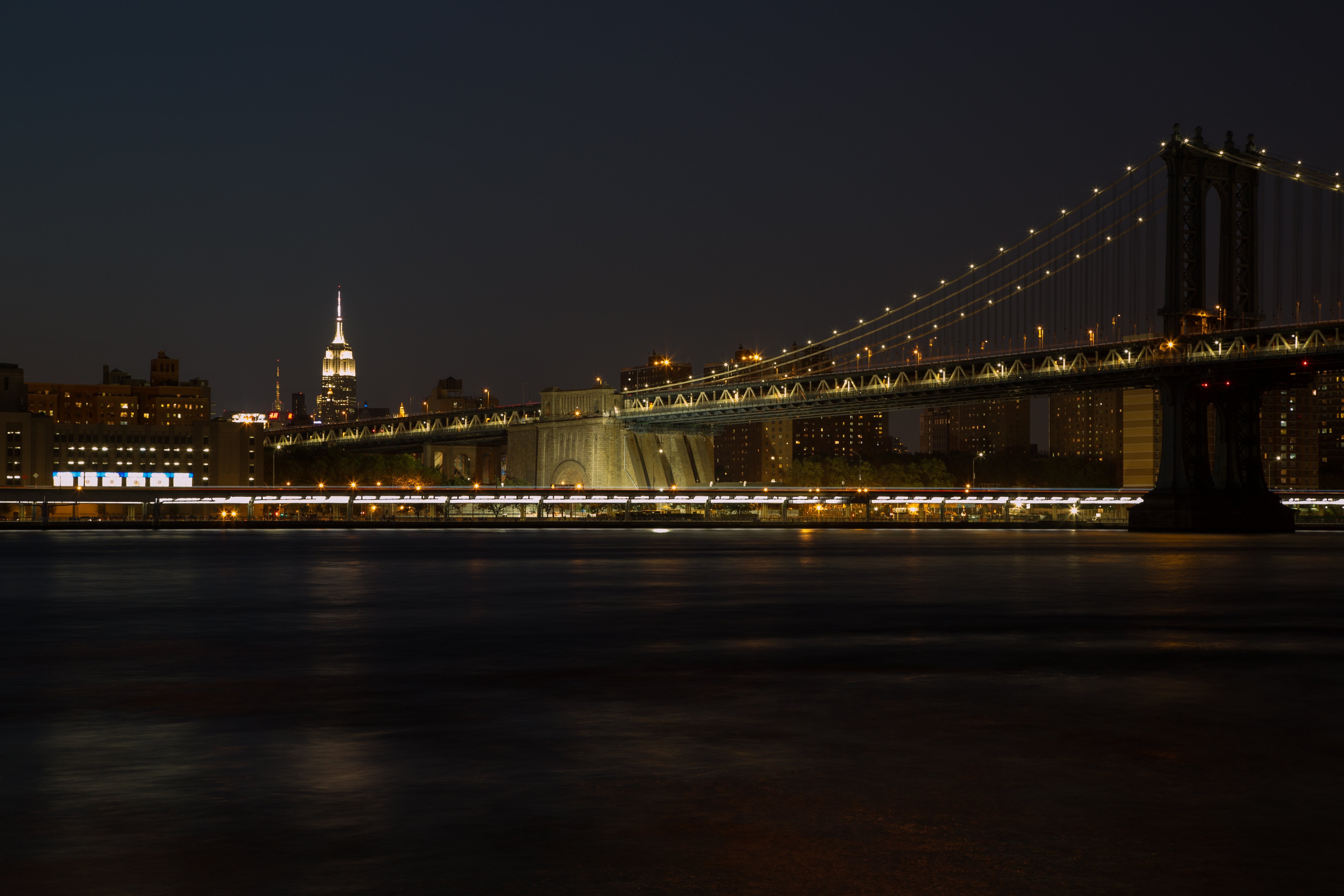 Vue nocturne de la skyline de New York