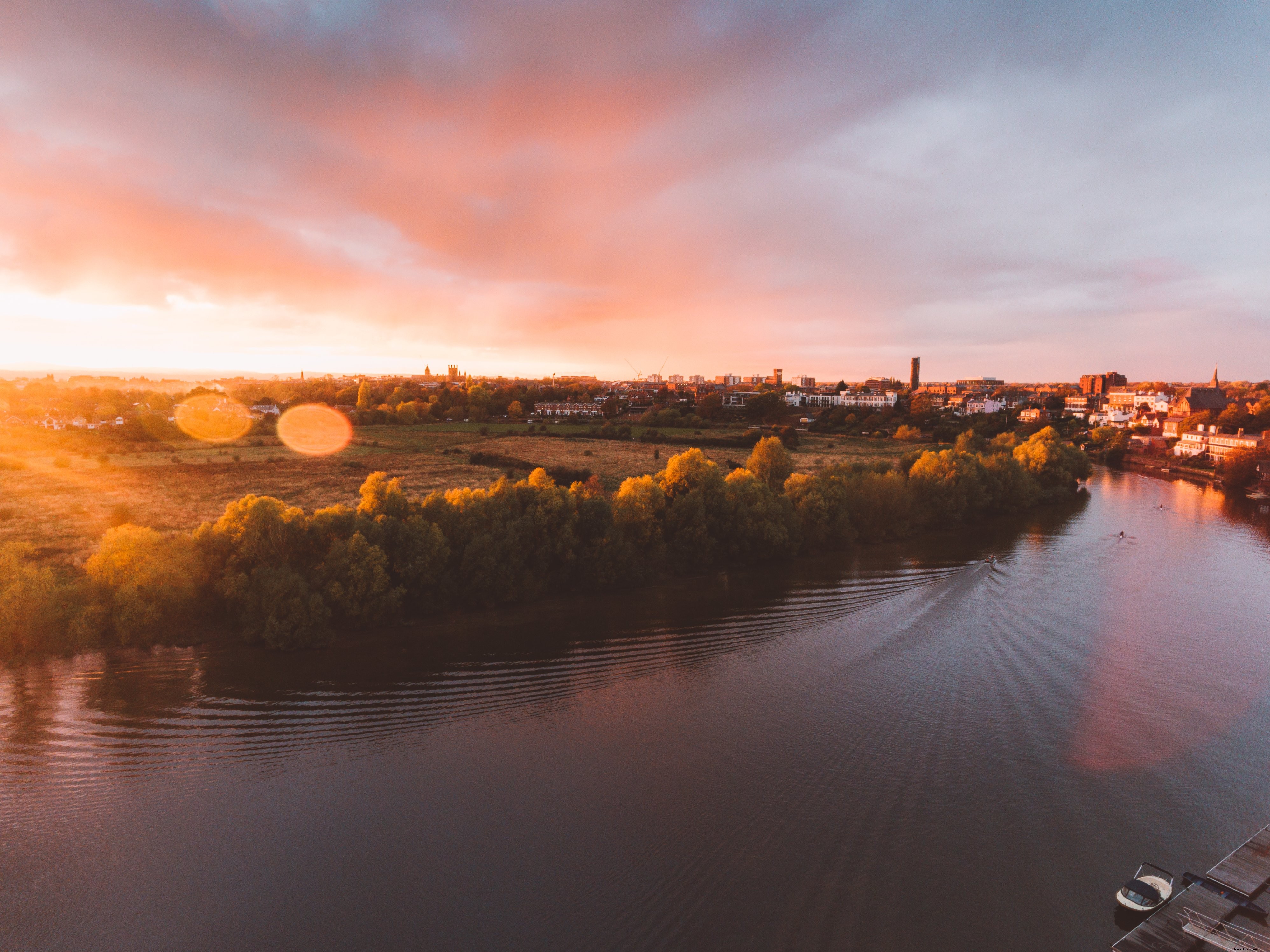 Photo d un coucher de soleil sur une rivière paisible