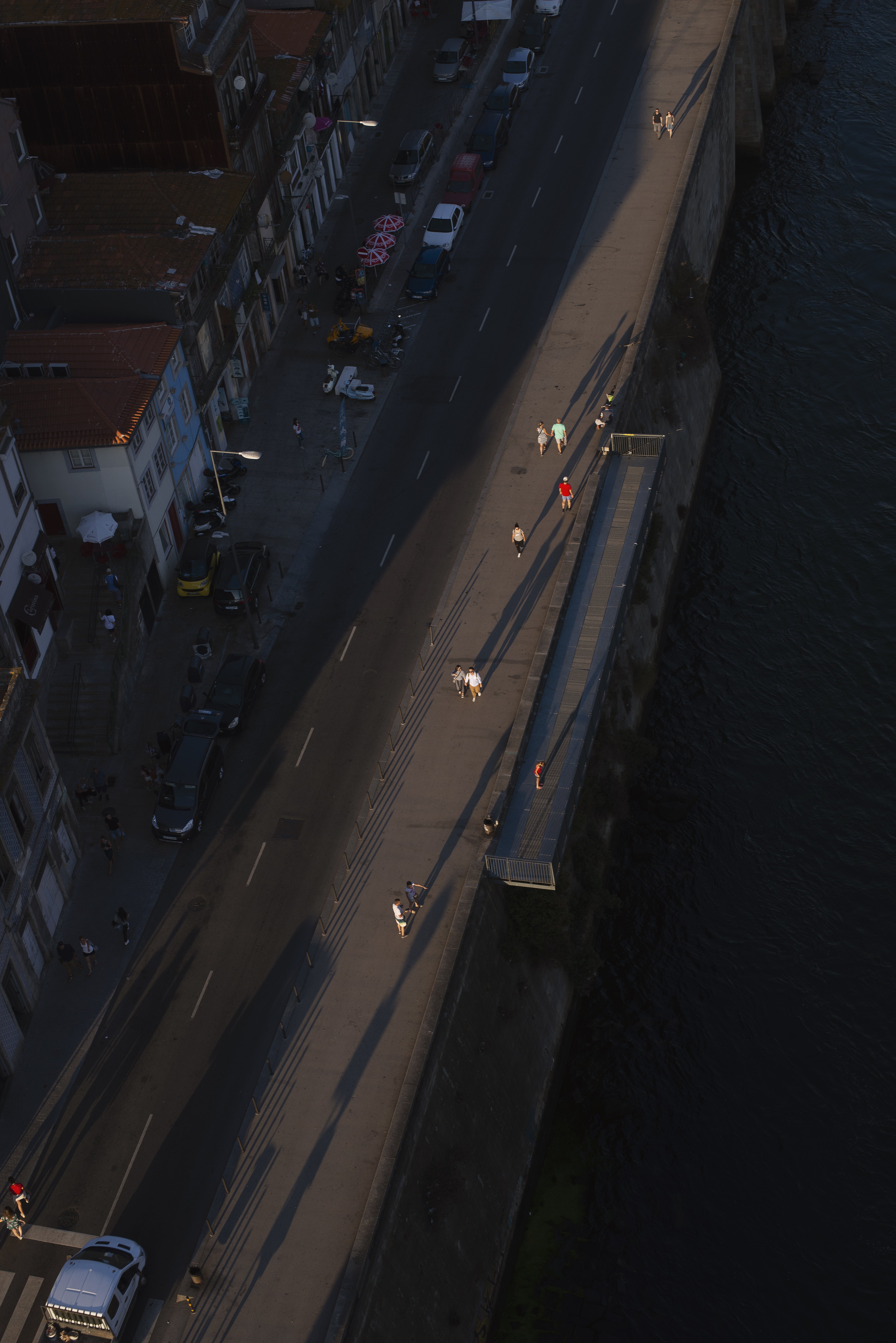 Vue aérienne de personnes défilant le long d’une promenade