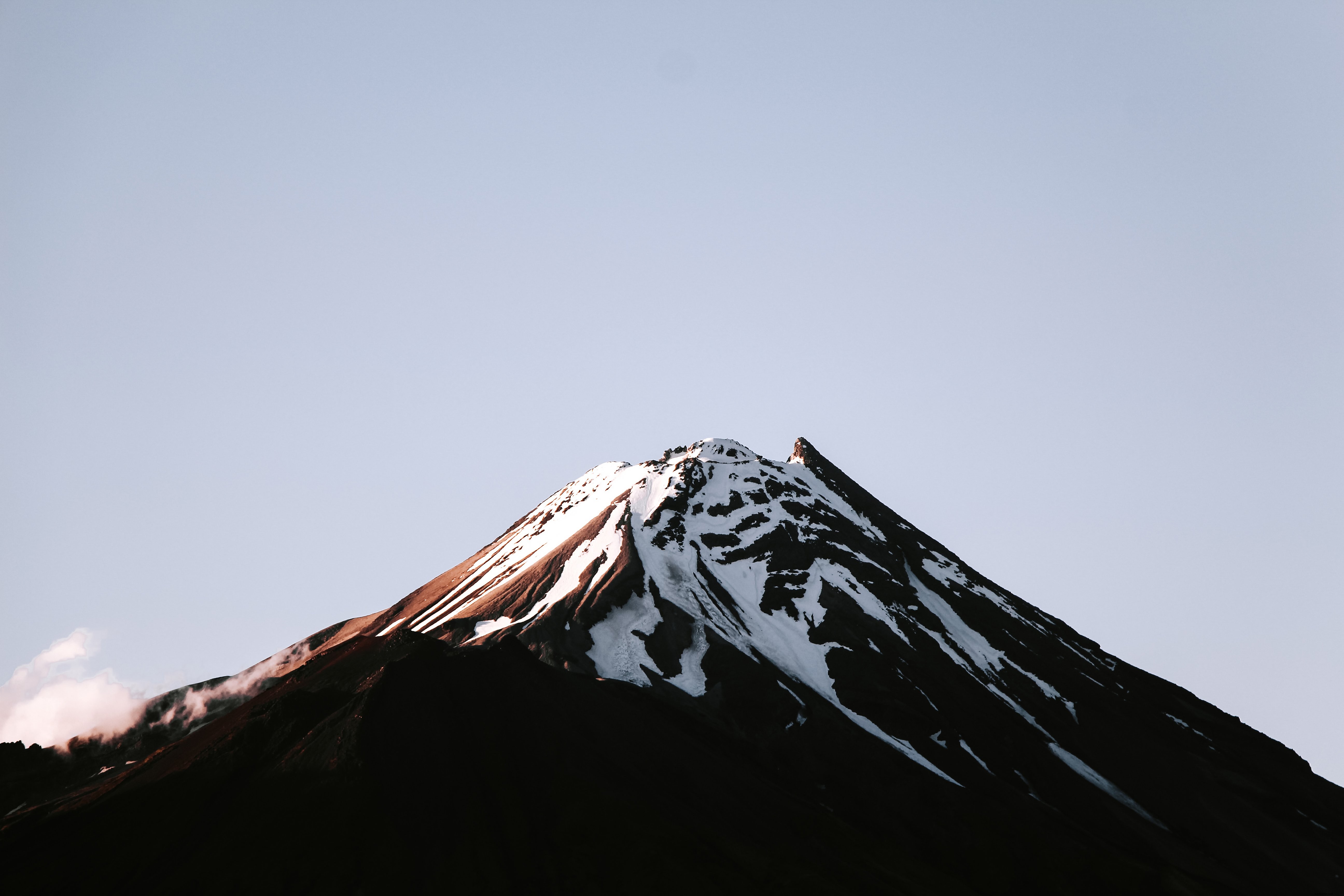 Photo du sommet d une montagne enneigée