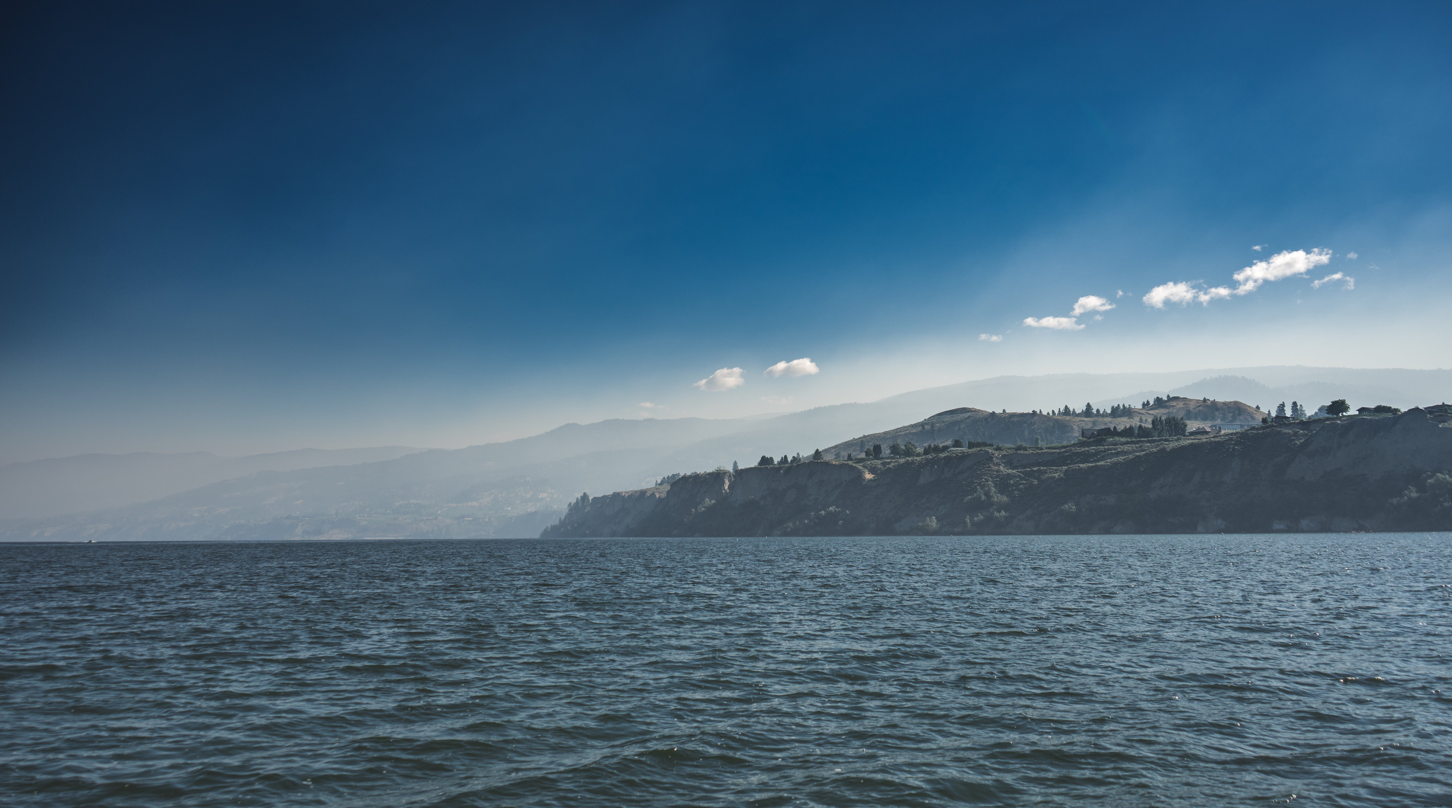 Vues des vignobles de Penticton dominant le lac Okanagan – Photo de Cliffside