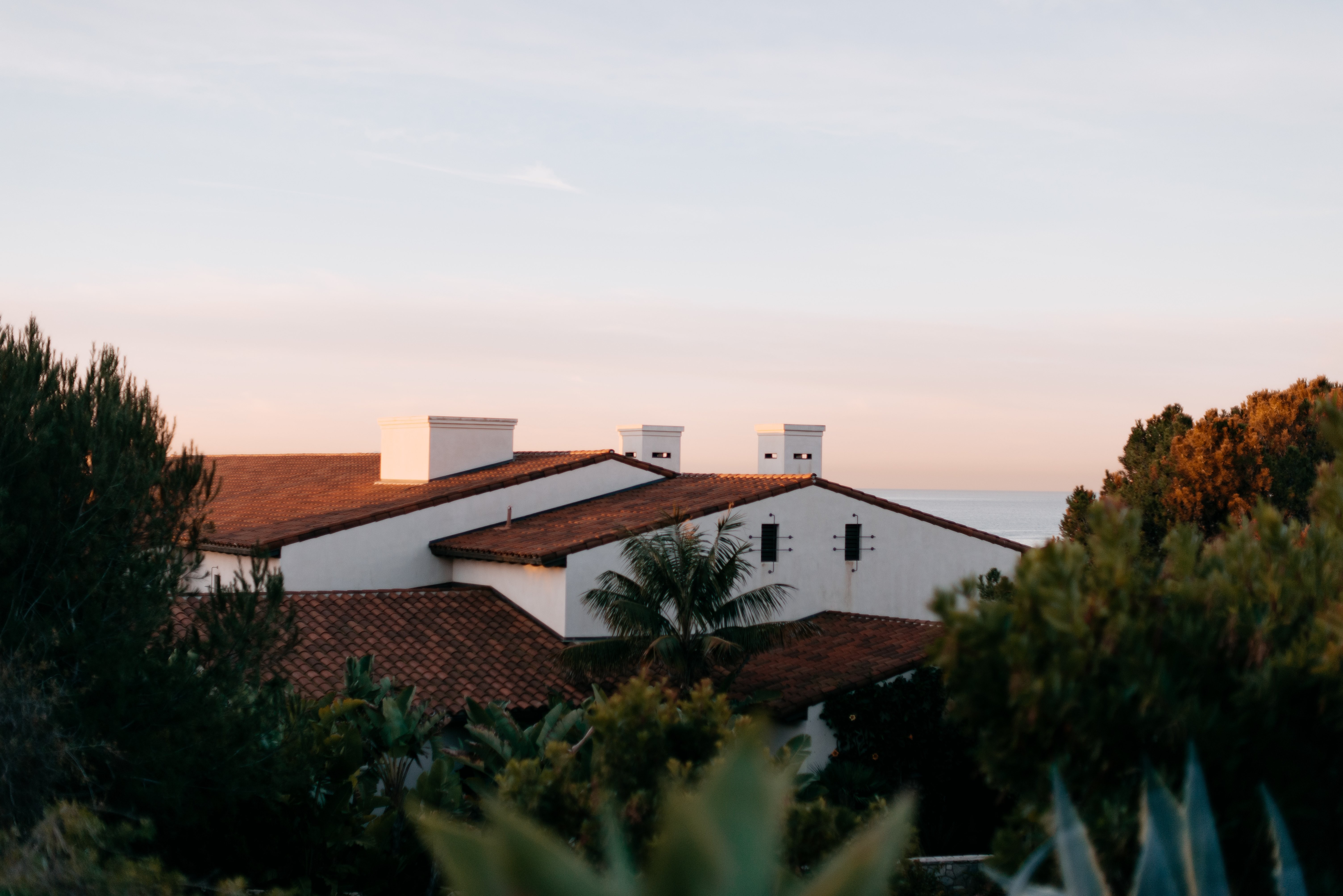 Le soleil illumine le toit de cette maison californienne