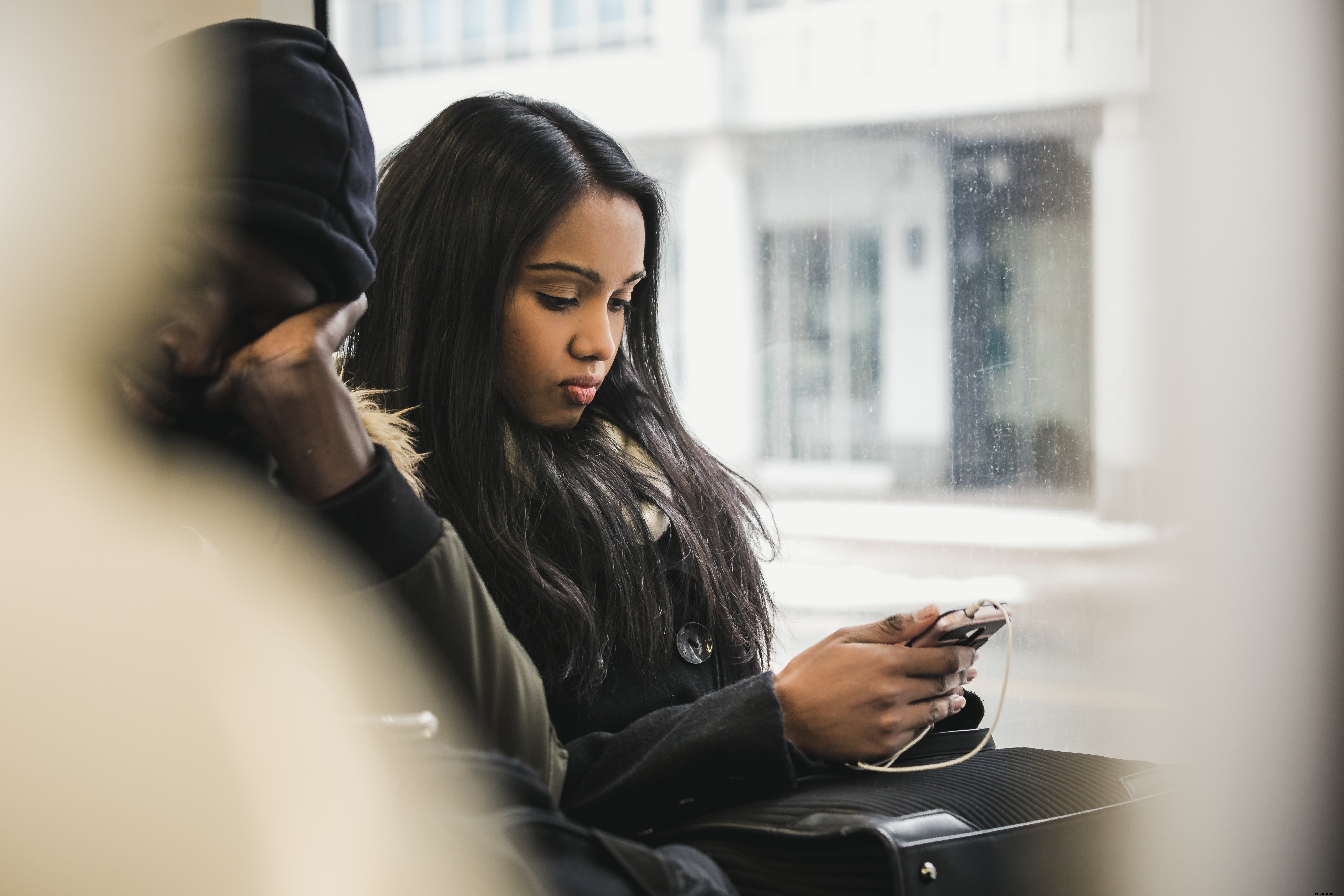 Femme au téléphone dans le bus – photo