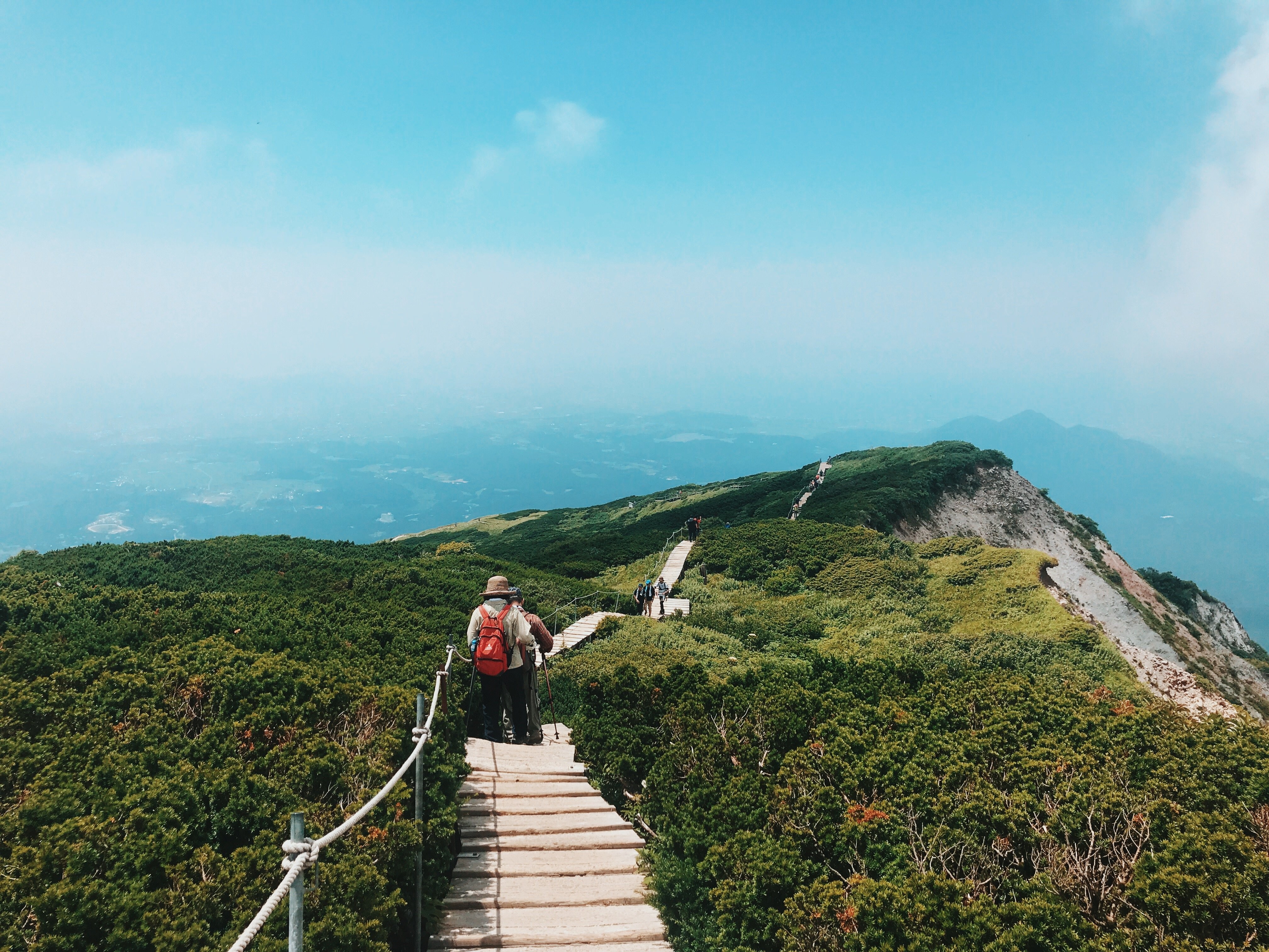 Randonneurs traversant un paysage de montagne