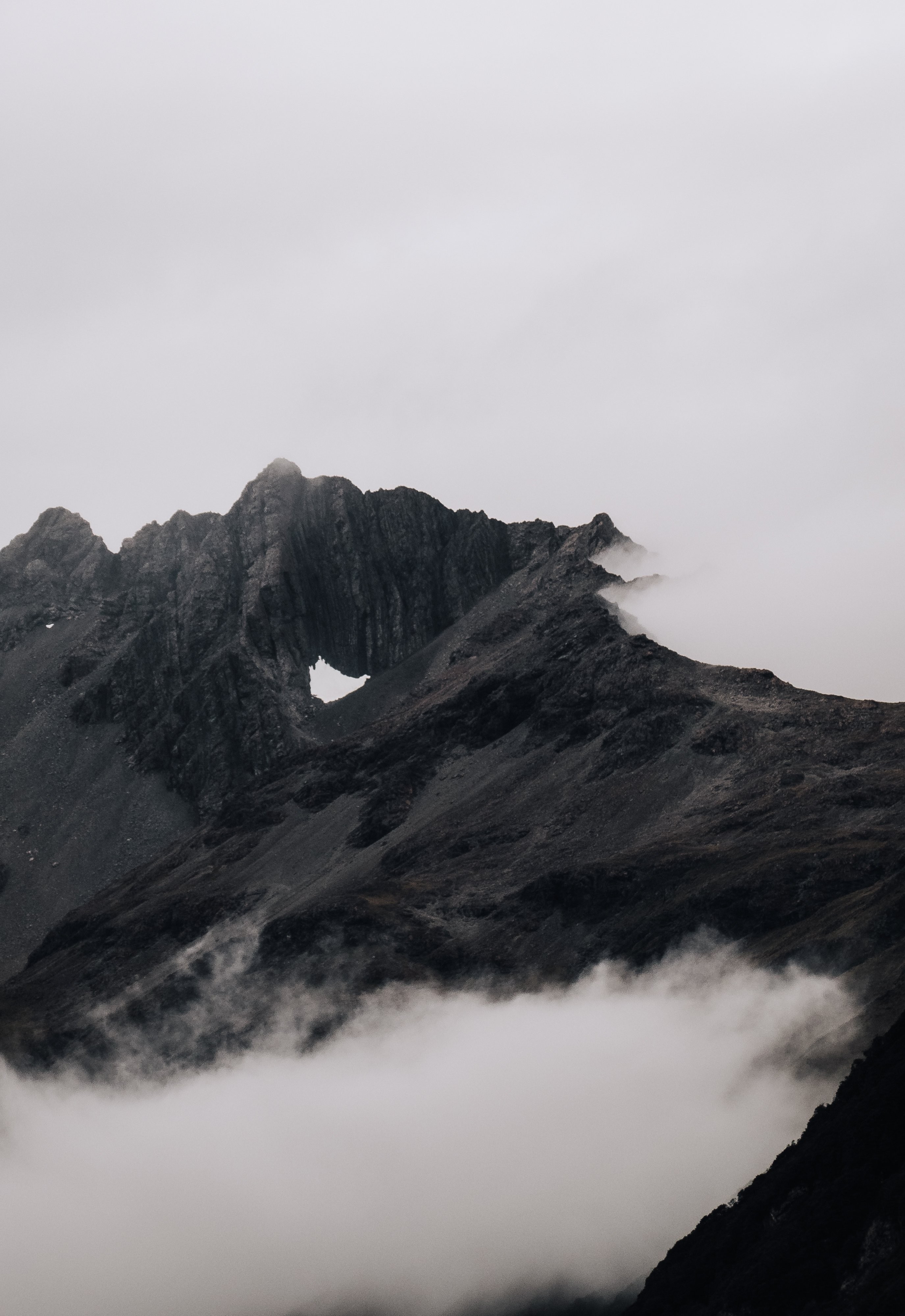 Photo du sommet d une montagne sombre et brumeuse
