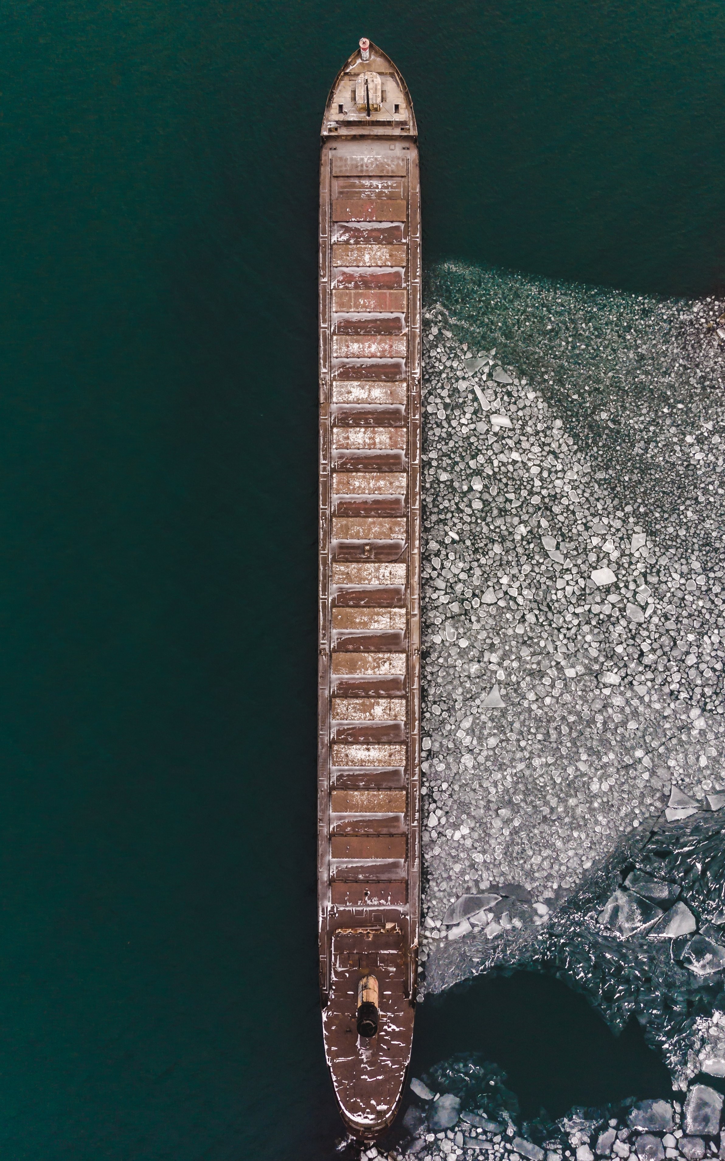 Photo : vue verticale du navire face à la glace