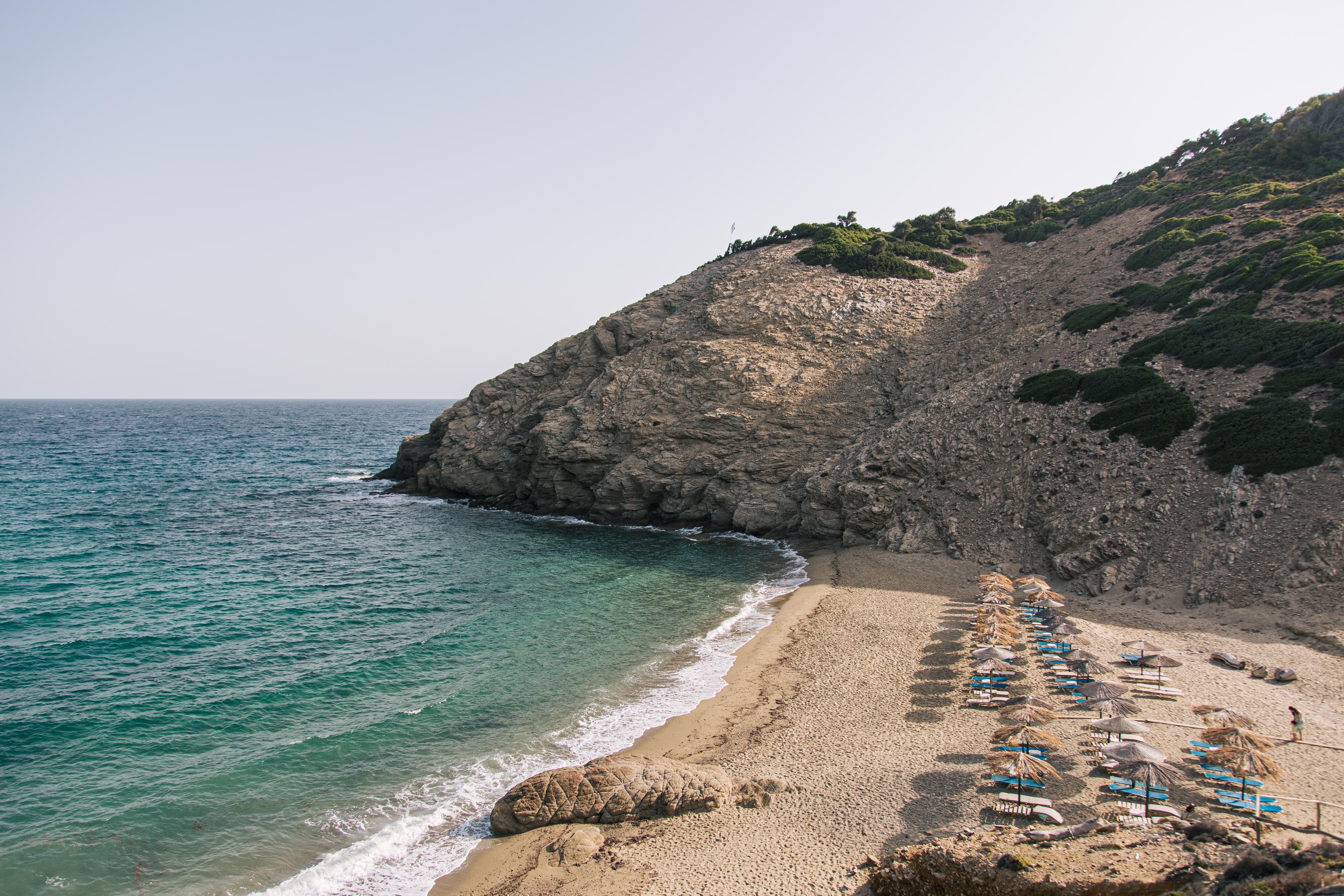Parasols en paille sur une plage de sable