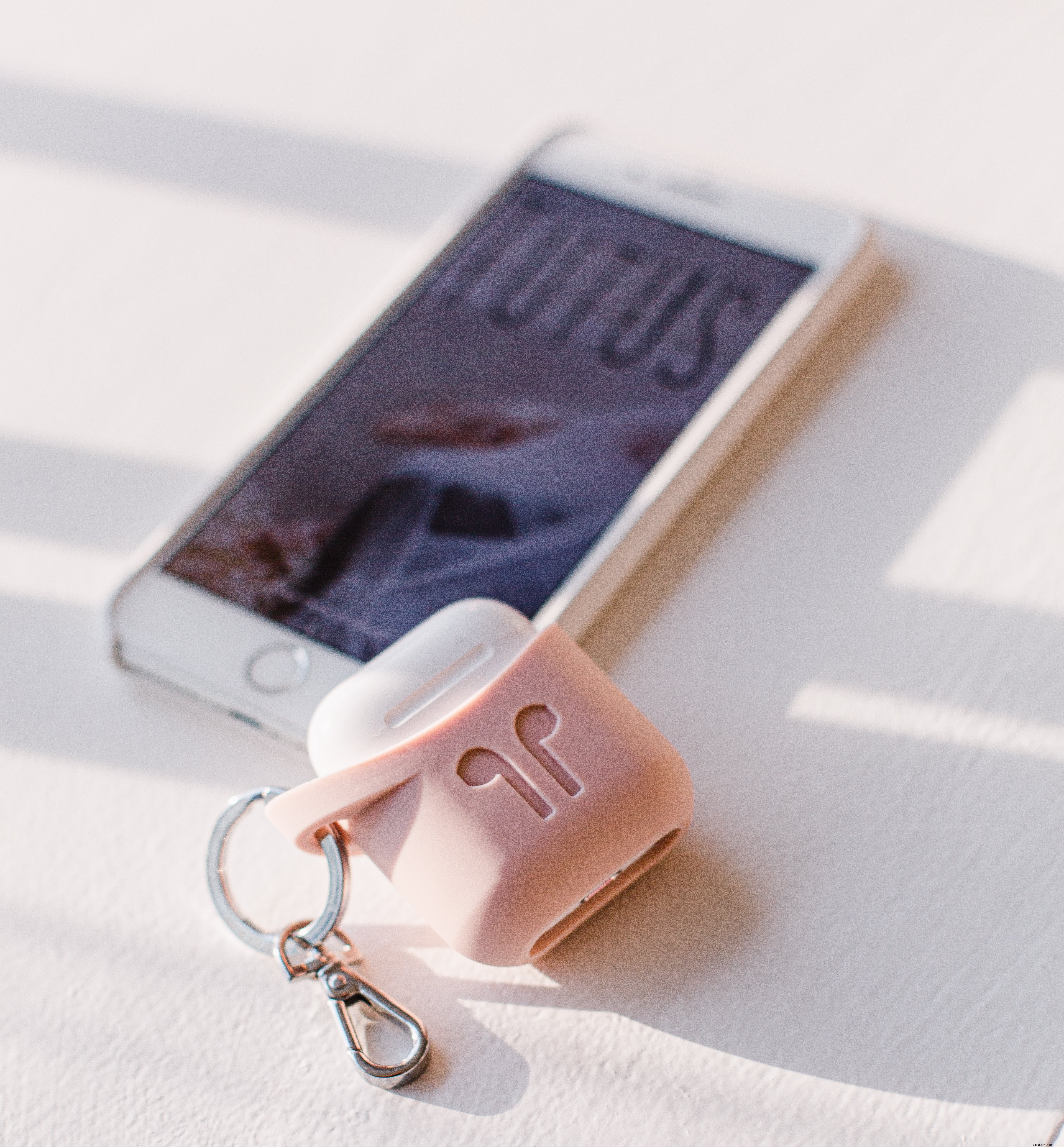 Photo : téléphone portable et écouteurs au soleil