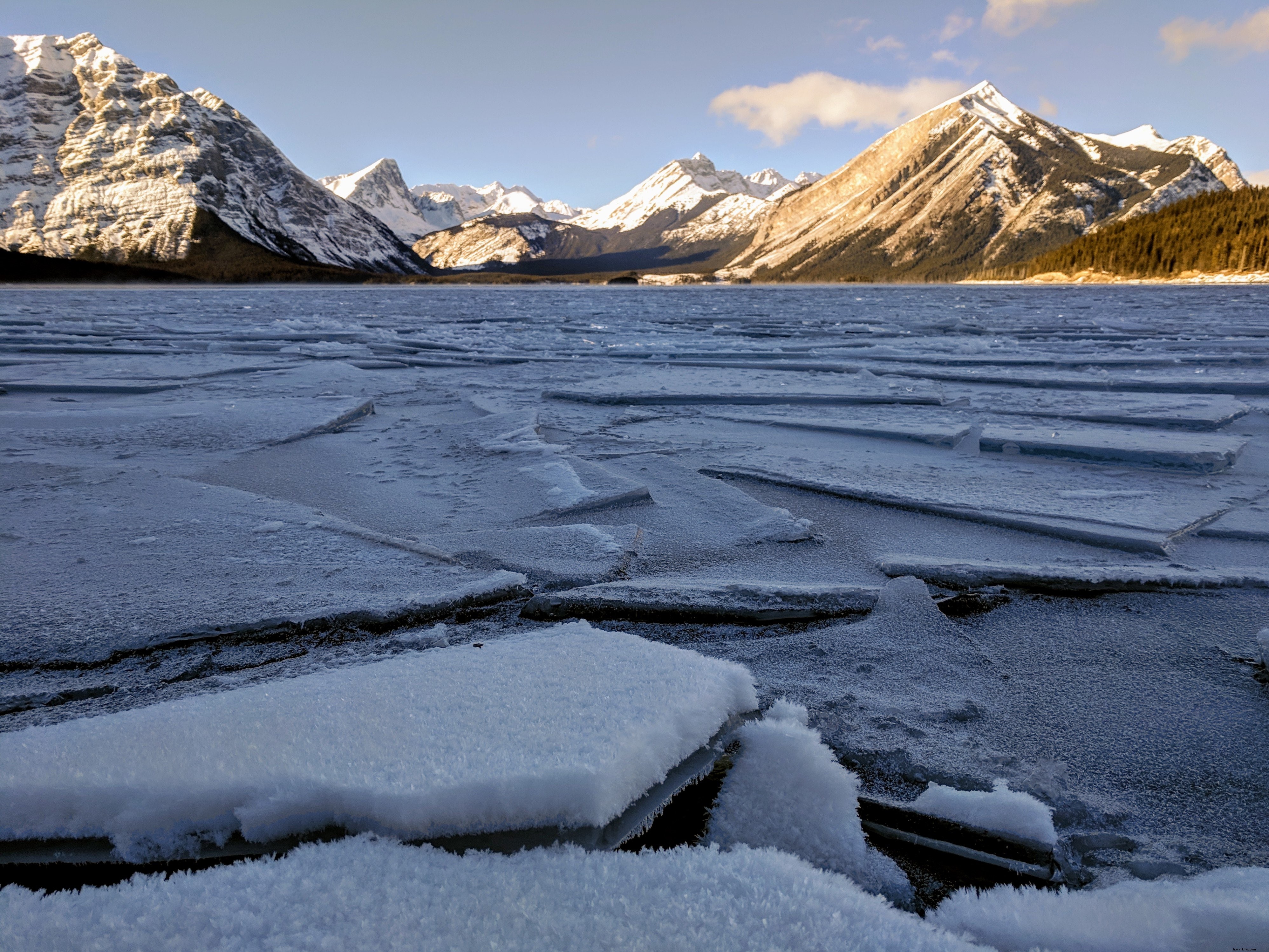 Des plaques de glace apparaissent sur un lac gelé