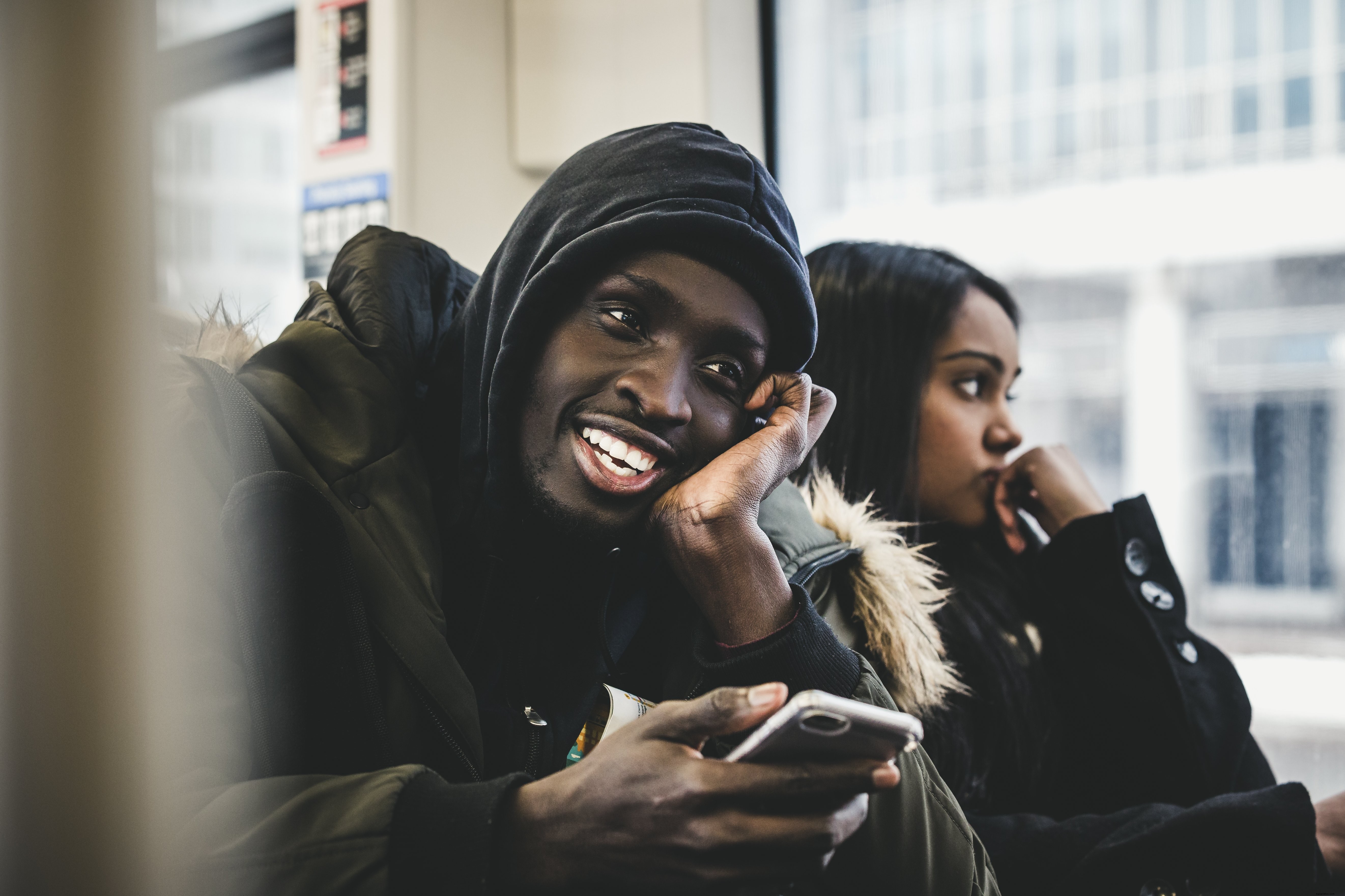 Homme souriant dans un bus – Photo