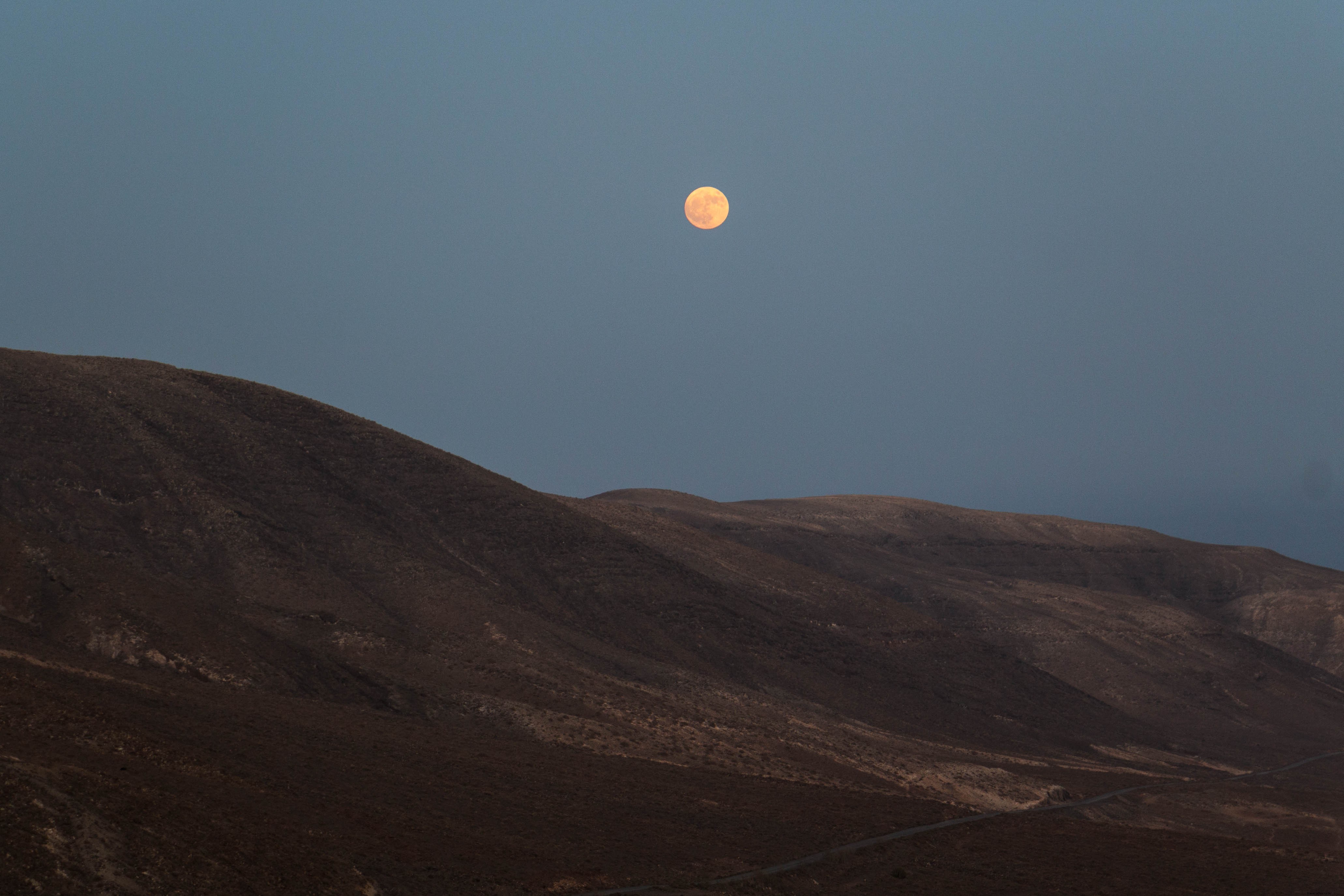 Photo : pleine lune de récolte sur une colline espagnole