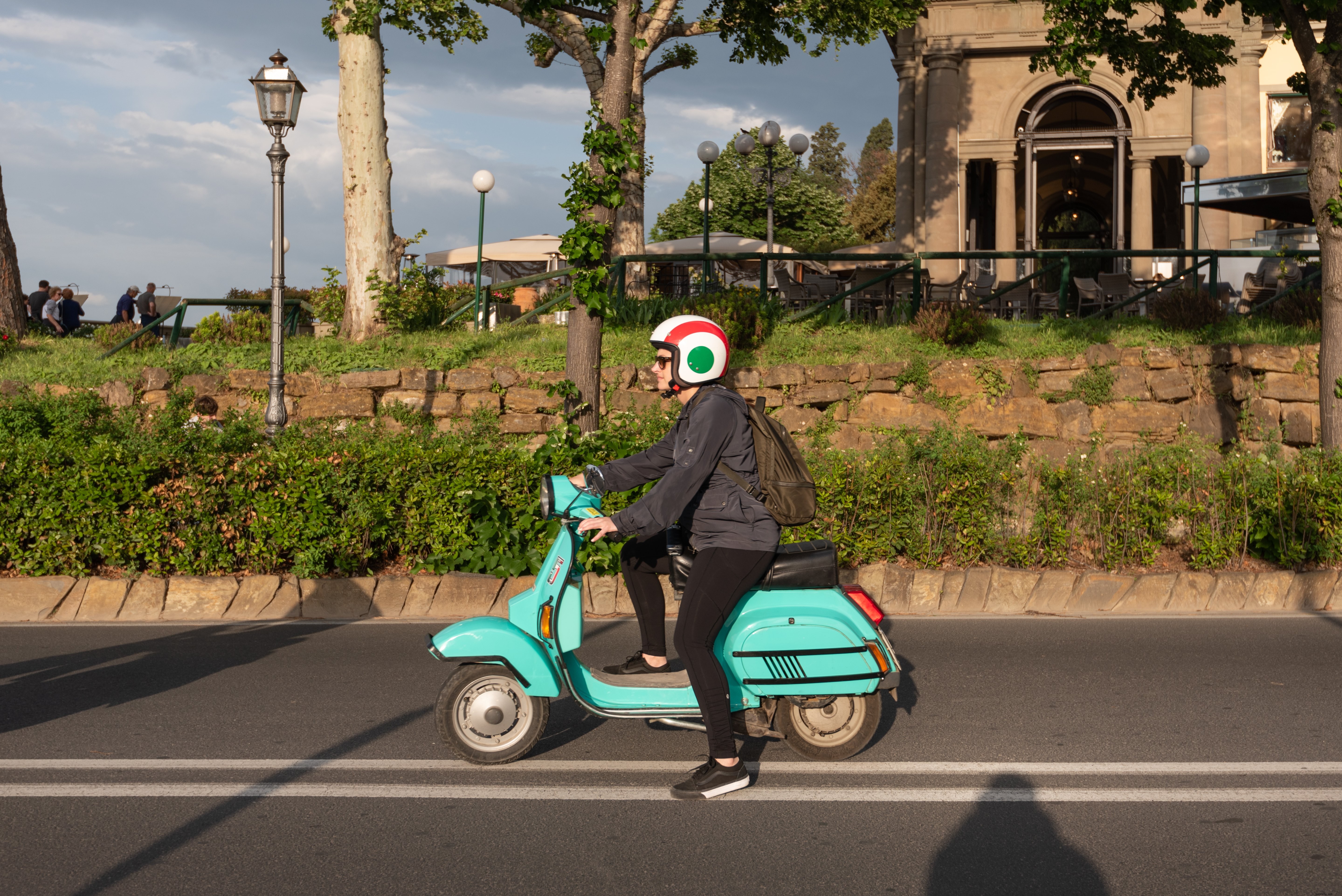 Photo : femme en cyclomoteur turquoise sur l’autoroute